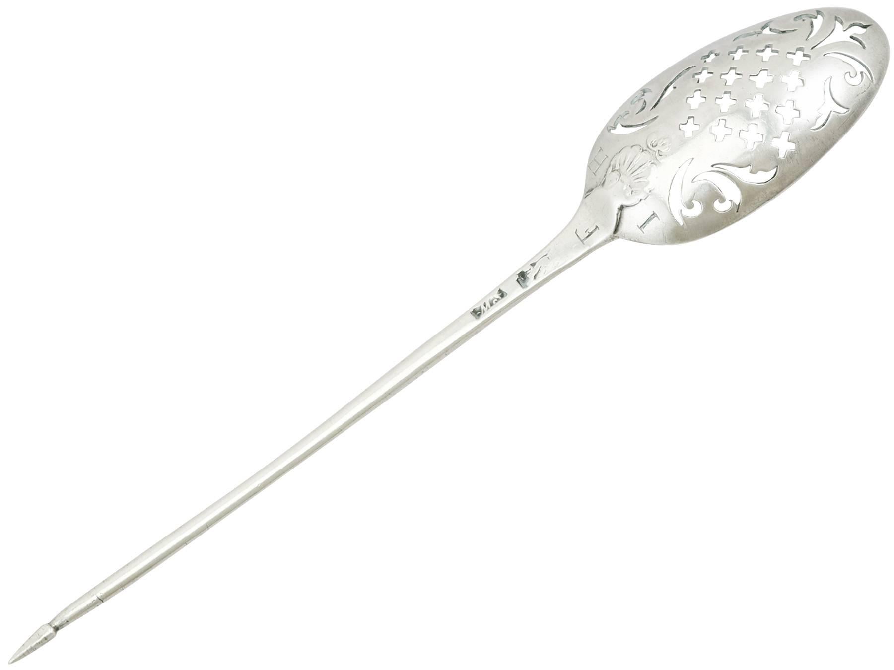 Georgien Cuillère à molette en argent sterling de style géorgien des années 1740 en vente