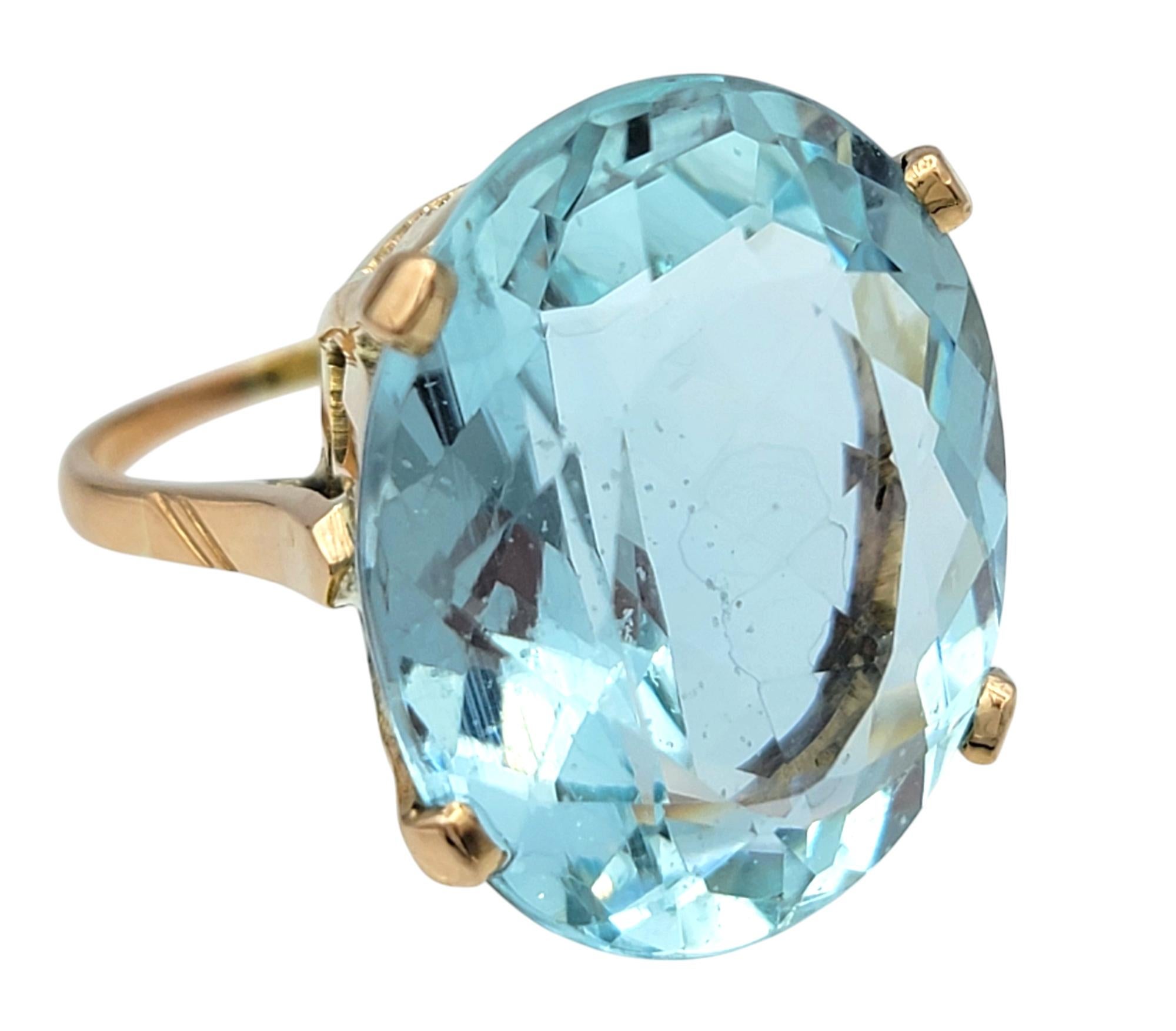 Tamaño del anillo: 5

Cautivador por su brillo, este exquisito anillo exhibe una impresionante aguamarina talla oval de 17,41 quilates engastada en rico oro amarillo de 18 quilates. La gema solitaria irradia un hipnotizante tono azul claro, exudando