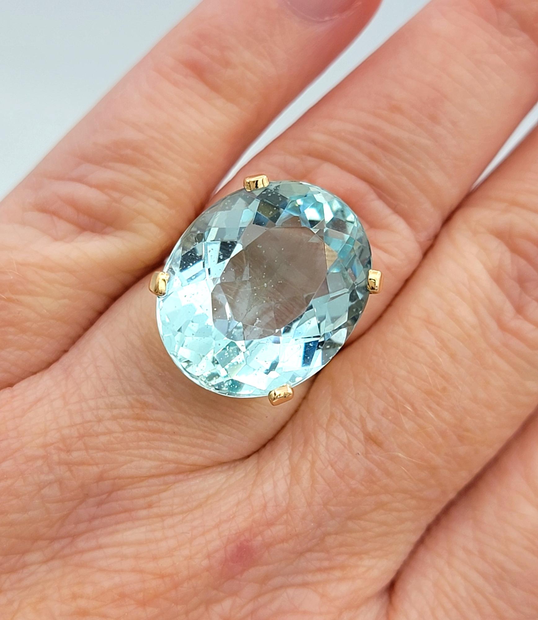 Anillo de Cóctel con Solitario de Aguamarina de Corte Oval de 17,41 Quilates en Oro Amarillo de 18 Kilates en venta 3