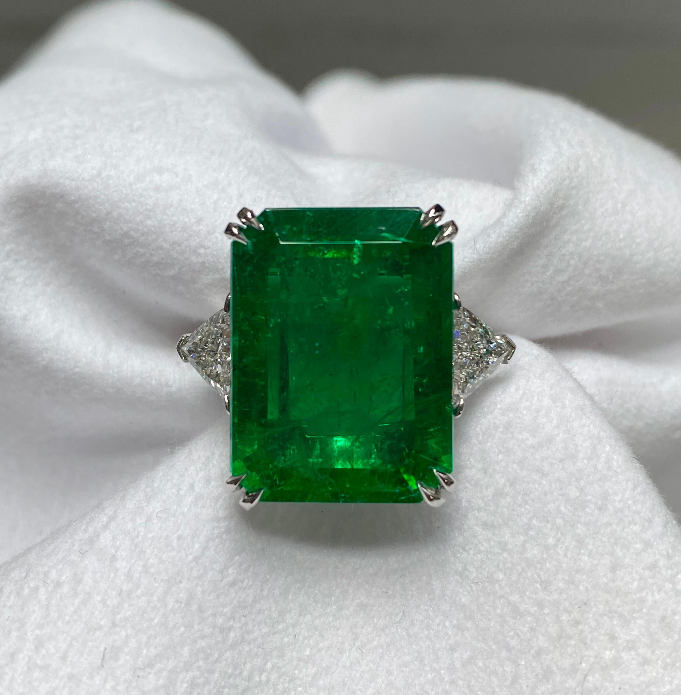 Emerald Weight: 17.45 Cts
Diamond Weight: 1.40 Cts
Metal: Platinum
Ring Size: 5.5 
Shape: Emeraldcut
Color: Green
Hardness: 7.5-8
Birthstone: May
CD Certified