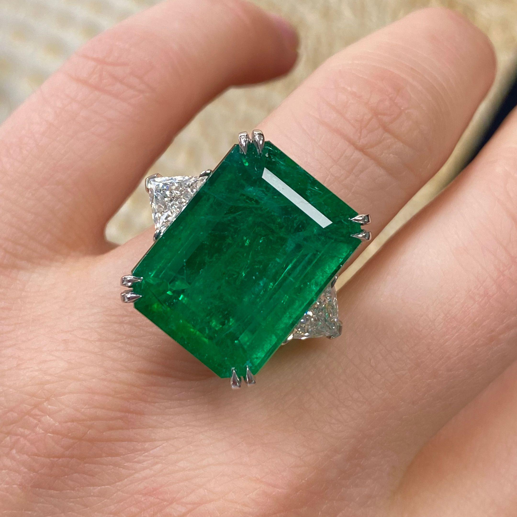 Contemporary 17.45 Carat Emerald Three Stone Ring, 1.40 Carat Trillion Diamonds, Platinum For Sale
