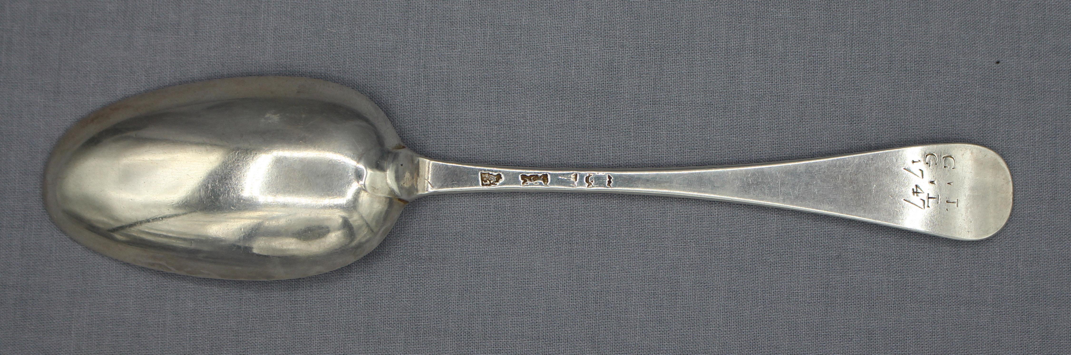 1746 Cuillère à soupe en argent sterling à motif hanovrien, Londres. L'avers porte l'inscription et la date : GI/GL, 1747. Probablement James Jenkins. 1,95 oz troy.
8
