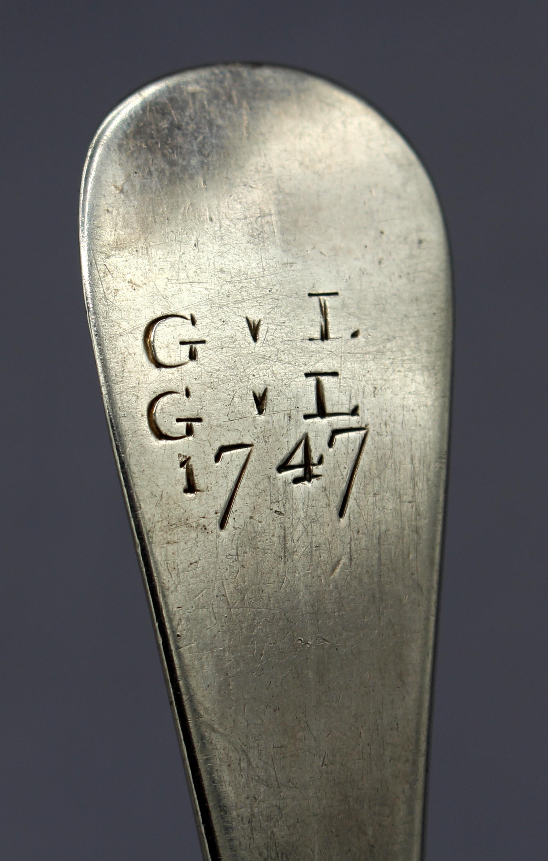 George II Cuillère de table en argent sterling à motif Hanoverian anglais de 1746 en vente