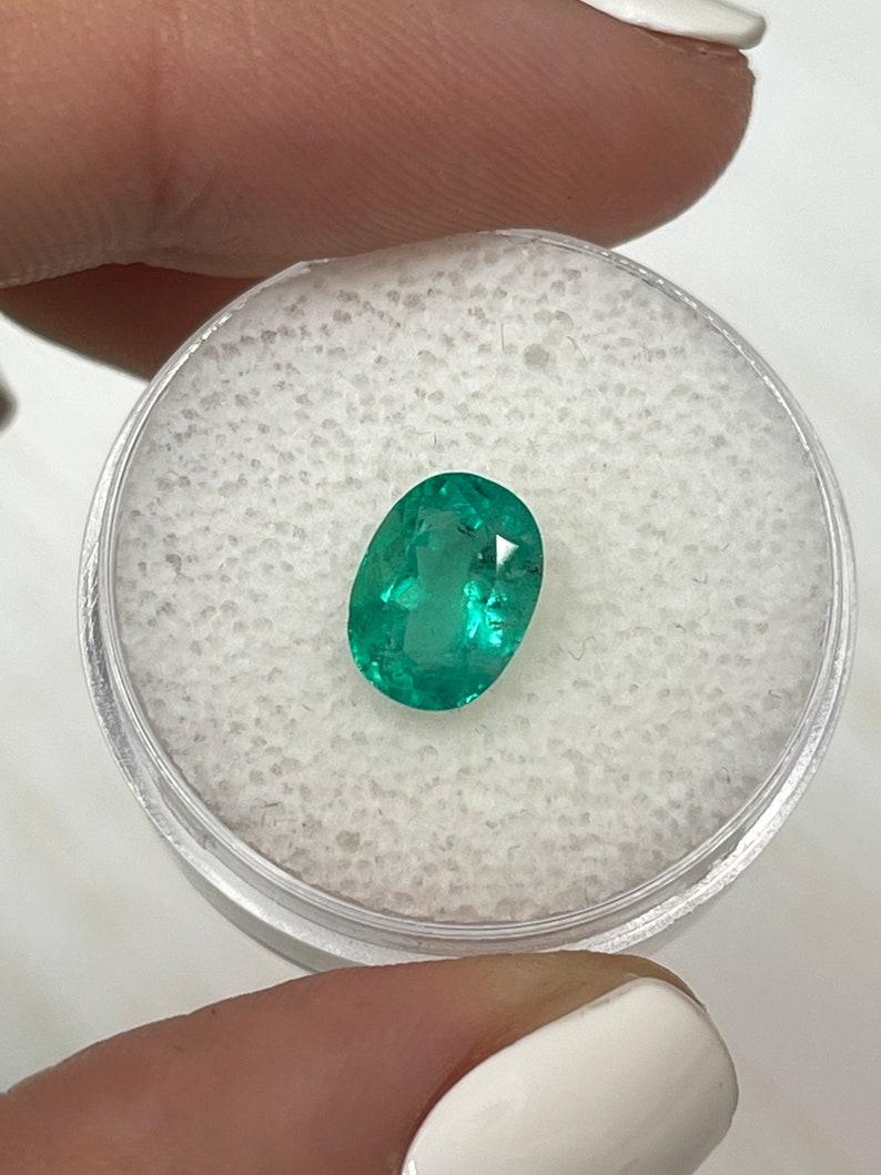1.74ct 9x7 Freckled Bluish Green Kolumbianischer Smaragd im Ovalschliff Mai Geburtsstein (Moderne) im Angebot