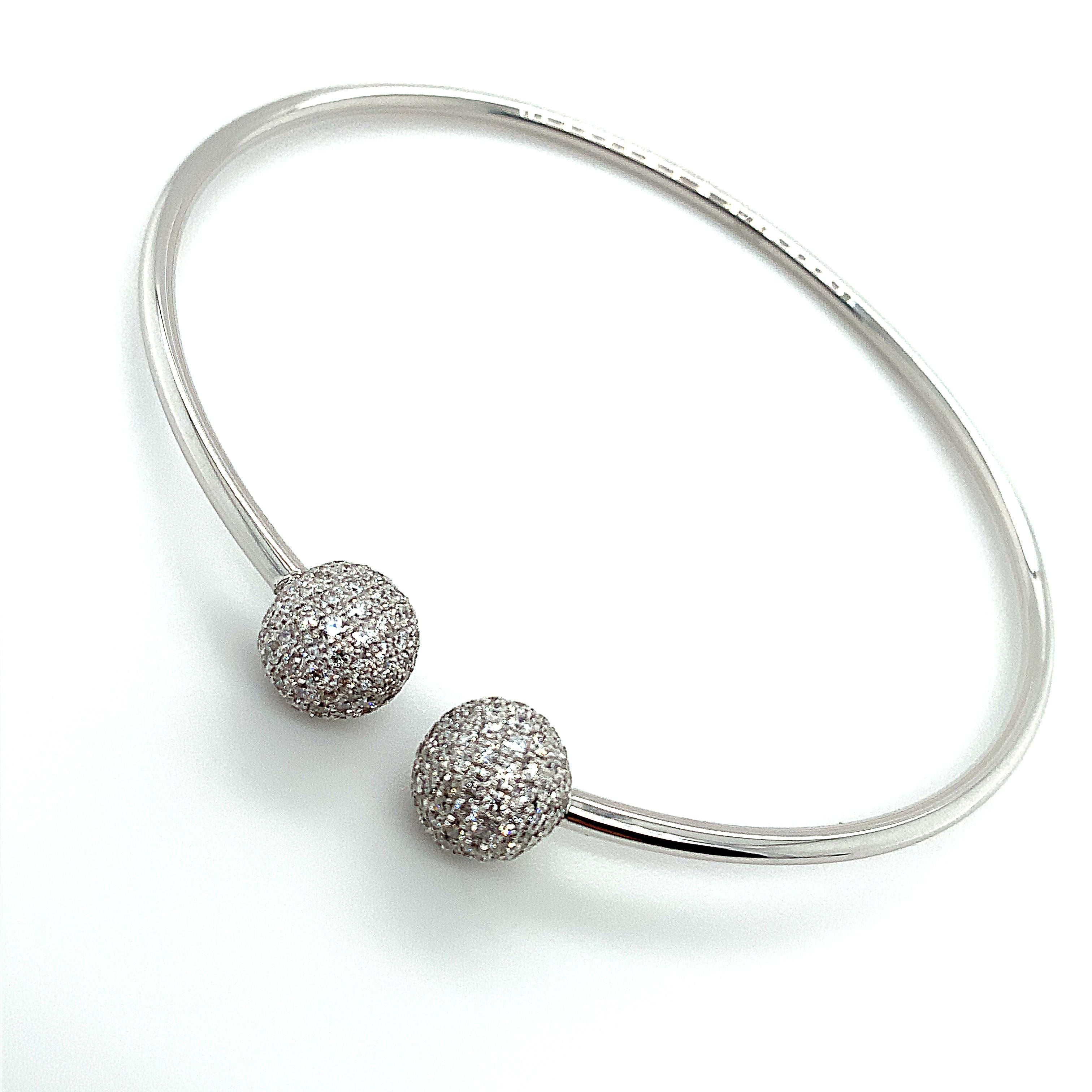 Women's 1.74ct Diamond chunky bangle bracelet in 18ct white gold For Sale