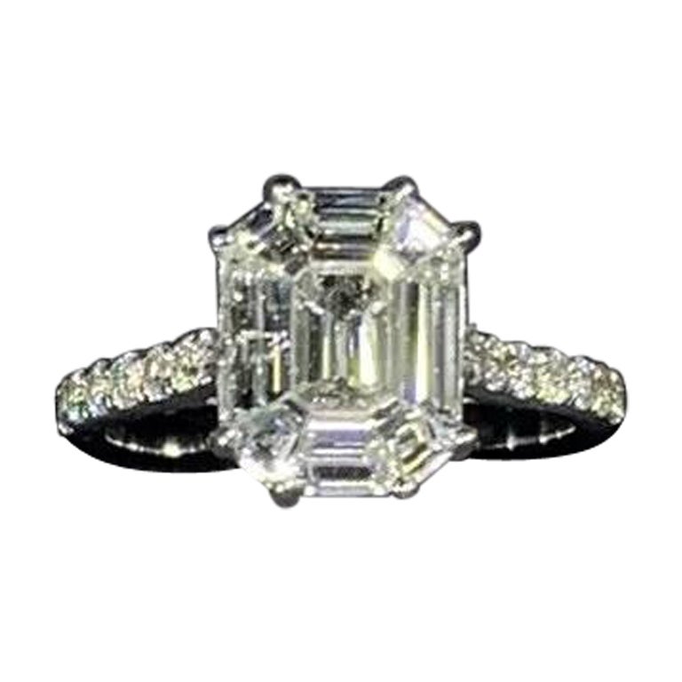 Anillo de compromiso con banda de pavé de diamantes esmeralda de 1,74 ct en oro blanco de 18k.
