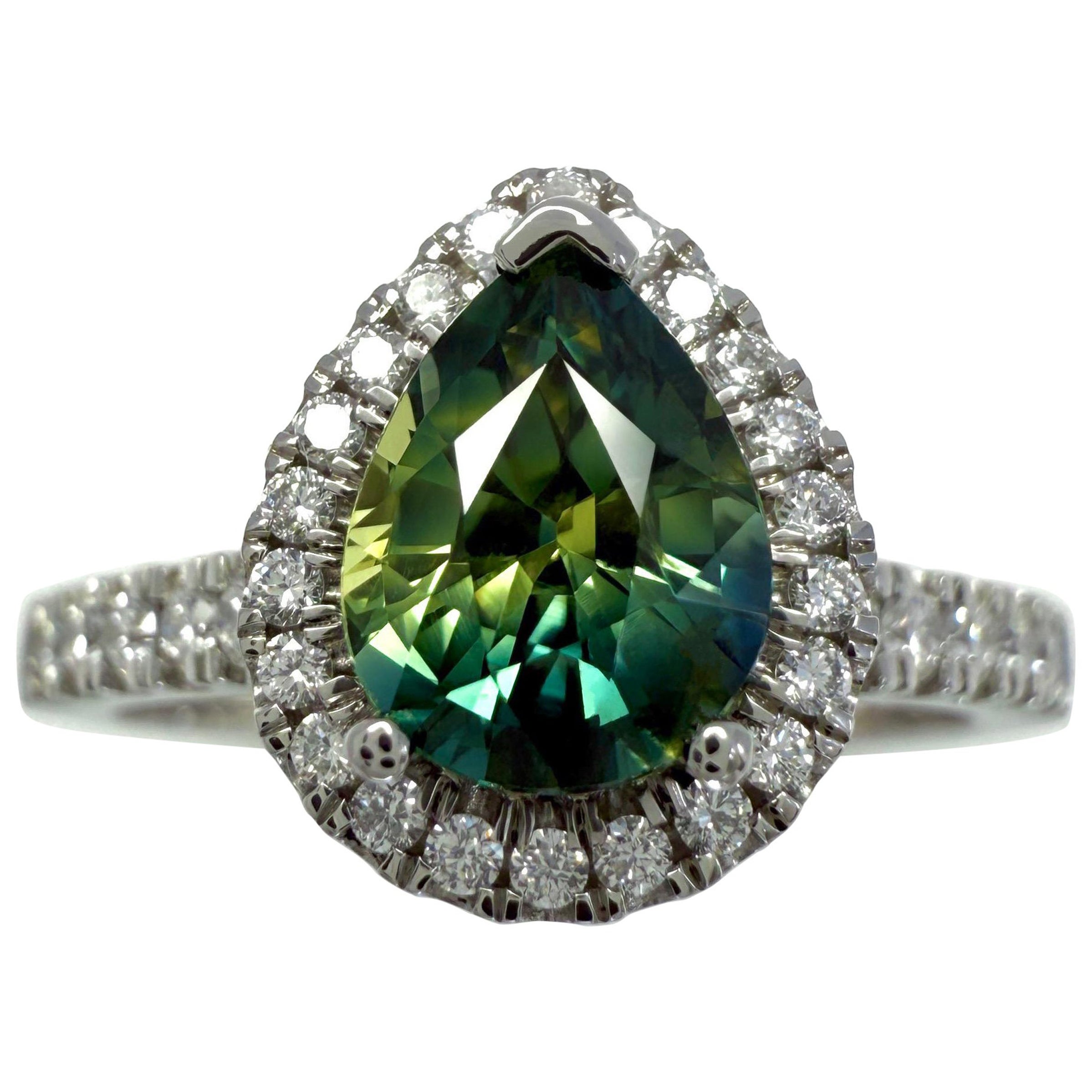 Anello aureolato in platino con zaffiro di colore parziale certificato GIA da 1,74 ct. in vendita