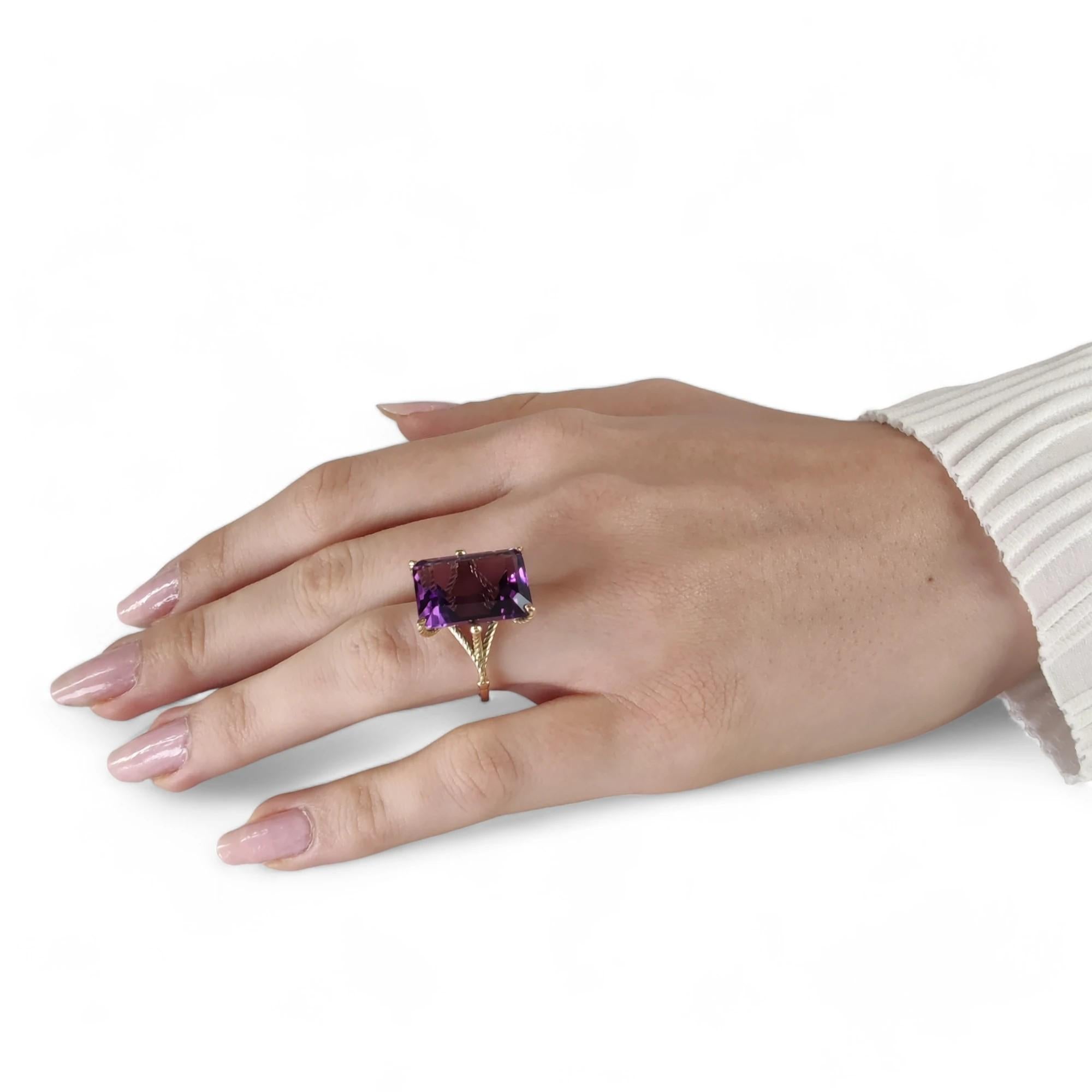     Ring Größe: US 6.75 / EU 14 (ohne zusätzliche Kosten anpassbar)

Dieser kühne und elegante Solitär-Cocktailring enthält einen prächtigen natürlichen Amethysten von 17,4 Karat, der in einer skulpturalen Sechs-Zacken-Fassung gefasst ist, die den