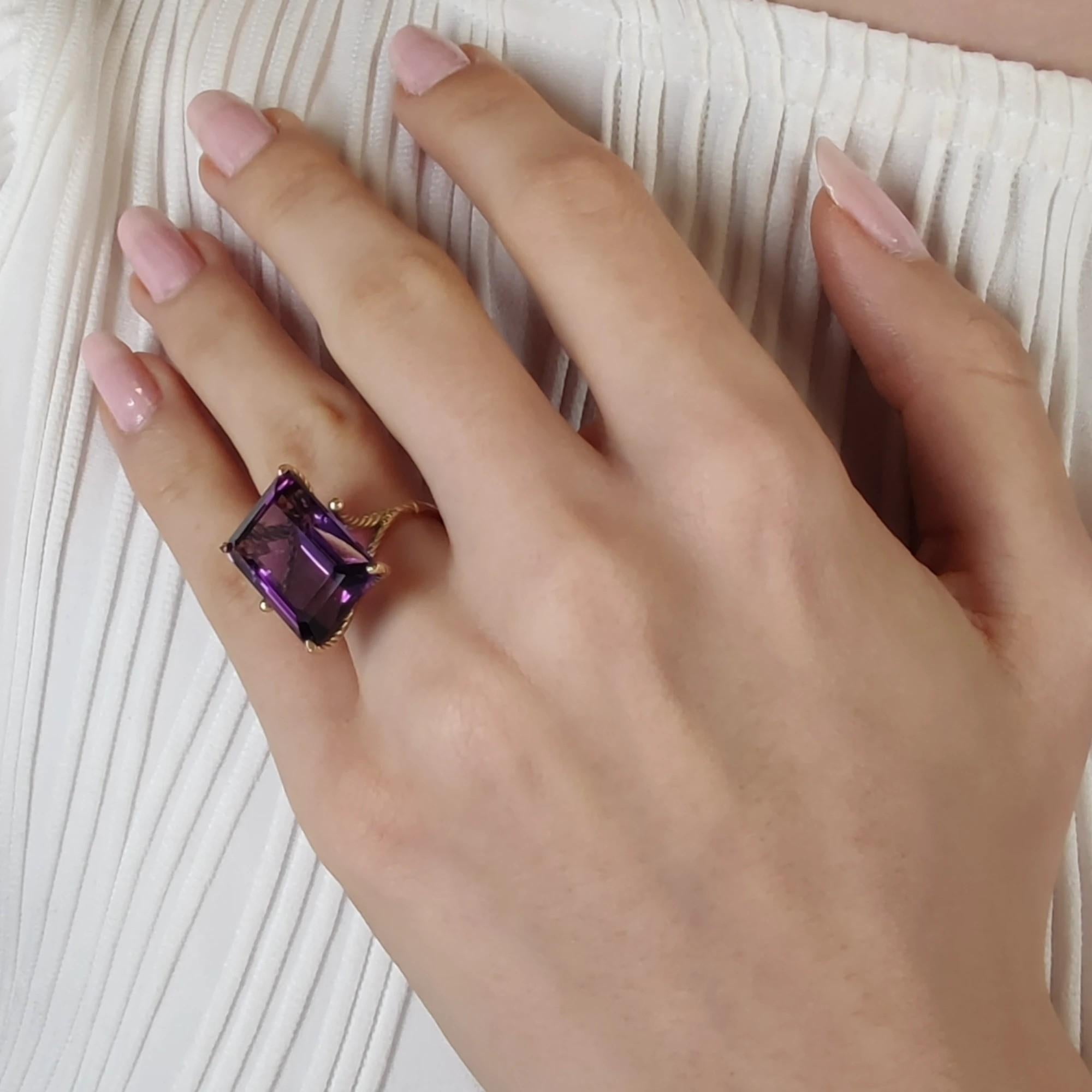 17,4ct Natural Amethyst Solitär Ring in 14K Gelbgold - Skulpturale Sechs-Kristall (Smaragdschliff) im Angebot