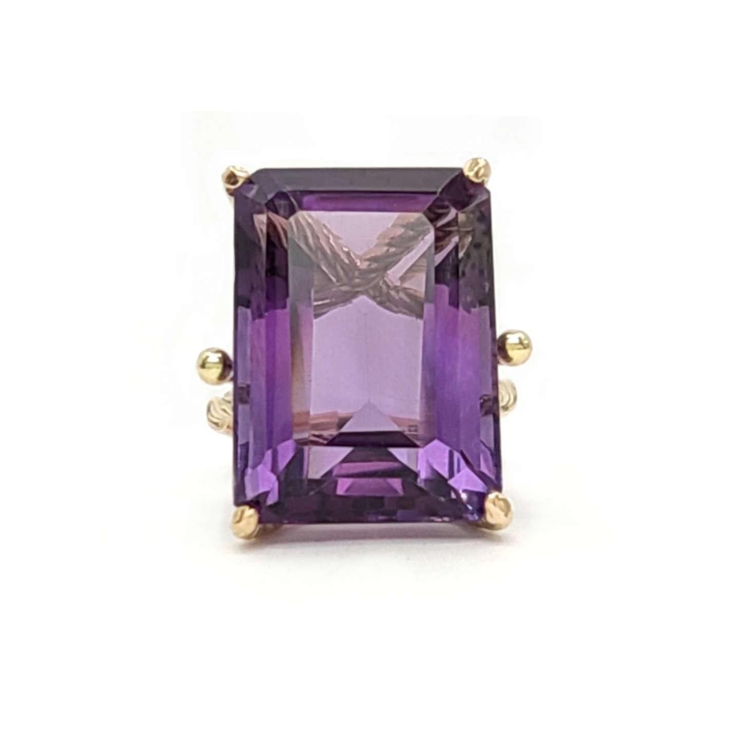 17,4ct Natural Amethyst Solitär Ring in 14K Gelbgold - Skulpturale Sechs-Kristall im Angebot 1