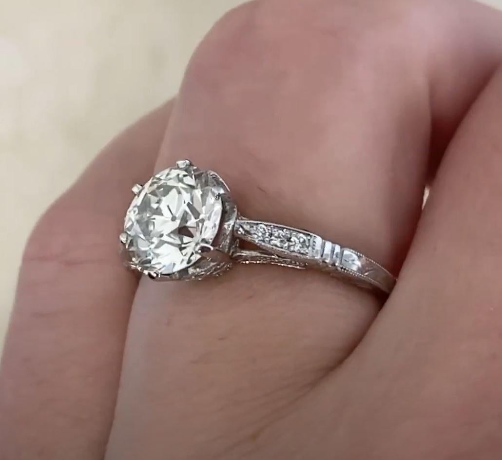 Cette exquise bague de fiançailles met en valeur un époustouflant diamant de taille européenne ancienne en son centre, pesant environ 1,70 carats de couleur K et de pureté VS2. Serti dans une délicate monture à tenons, le diamant rayonne d'un charme