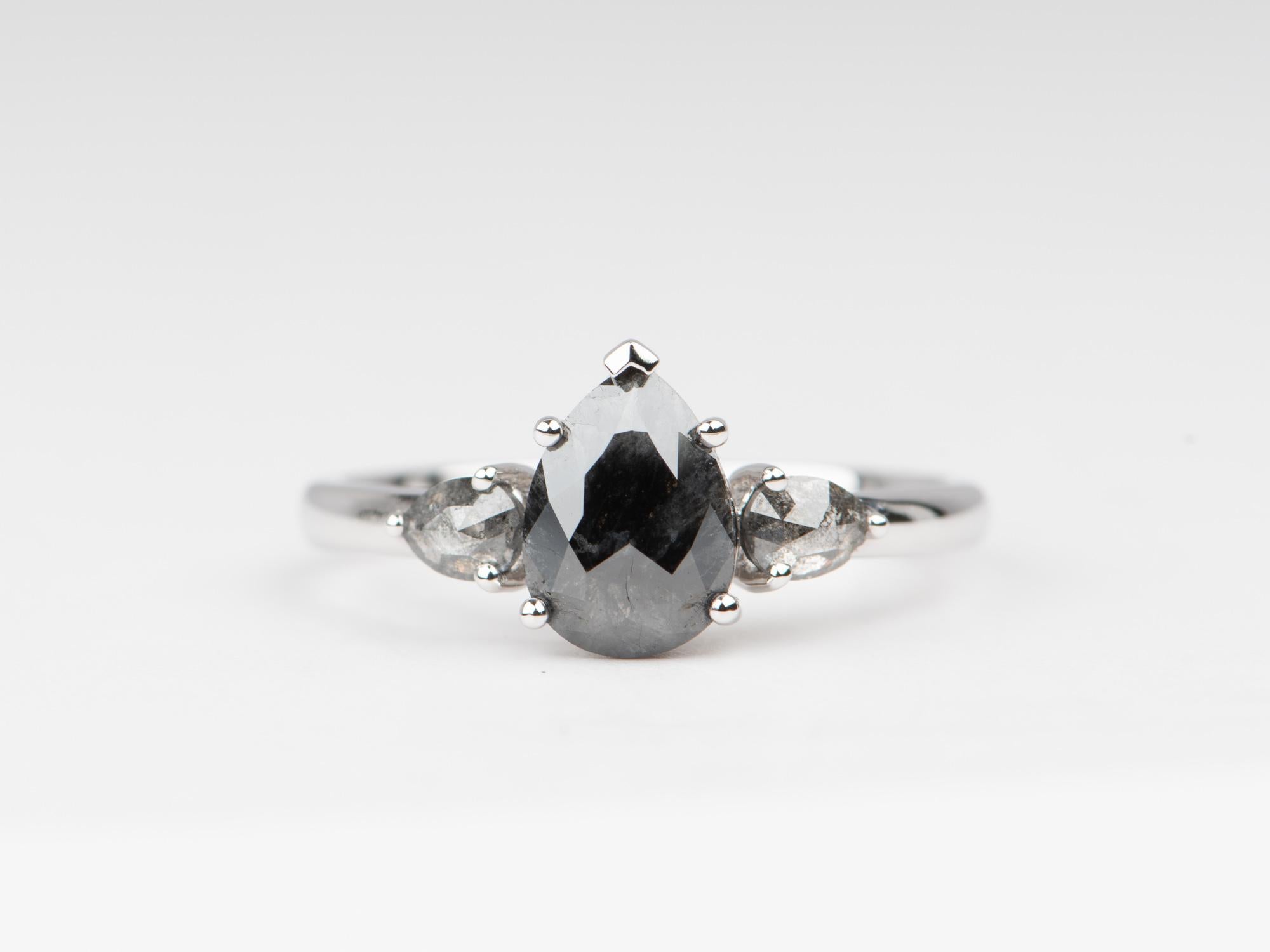 ♥ 1.74ctw Pear Shape Diamond Three-Stone Engagement Ring 14K White Gold R6675
♥ Bague en or blanc massif 14k sertie d'un magnifique diamant poivre et sel en forme de poire et de pierres latérales supplémentaires en diamant poivre et sel.
♥ Superbe