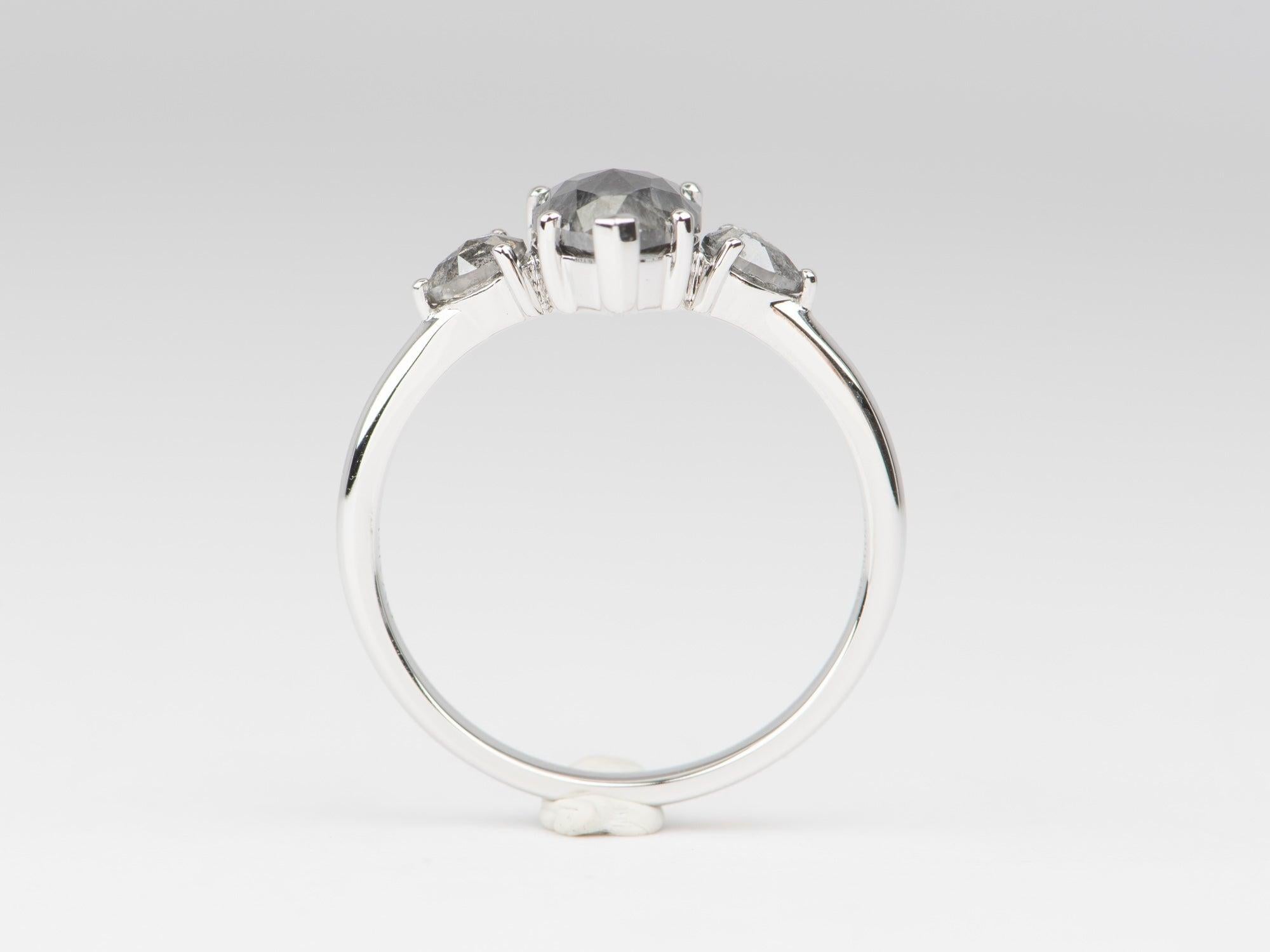 1.74ctw Pear Shape Diamond Three-Stone Engagement Ring 14K White Gold R6675 Unisexe en vente