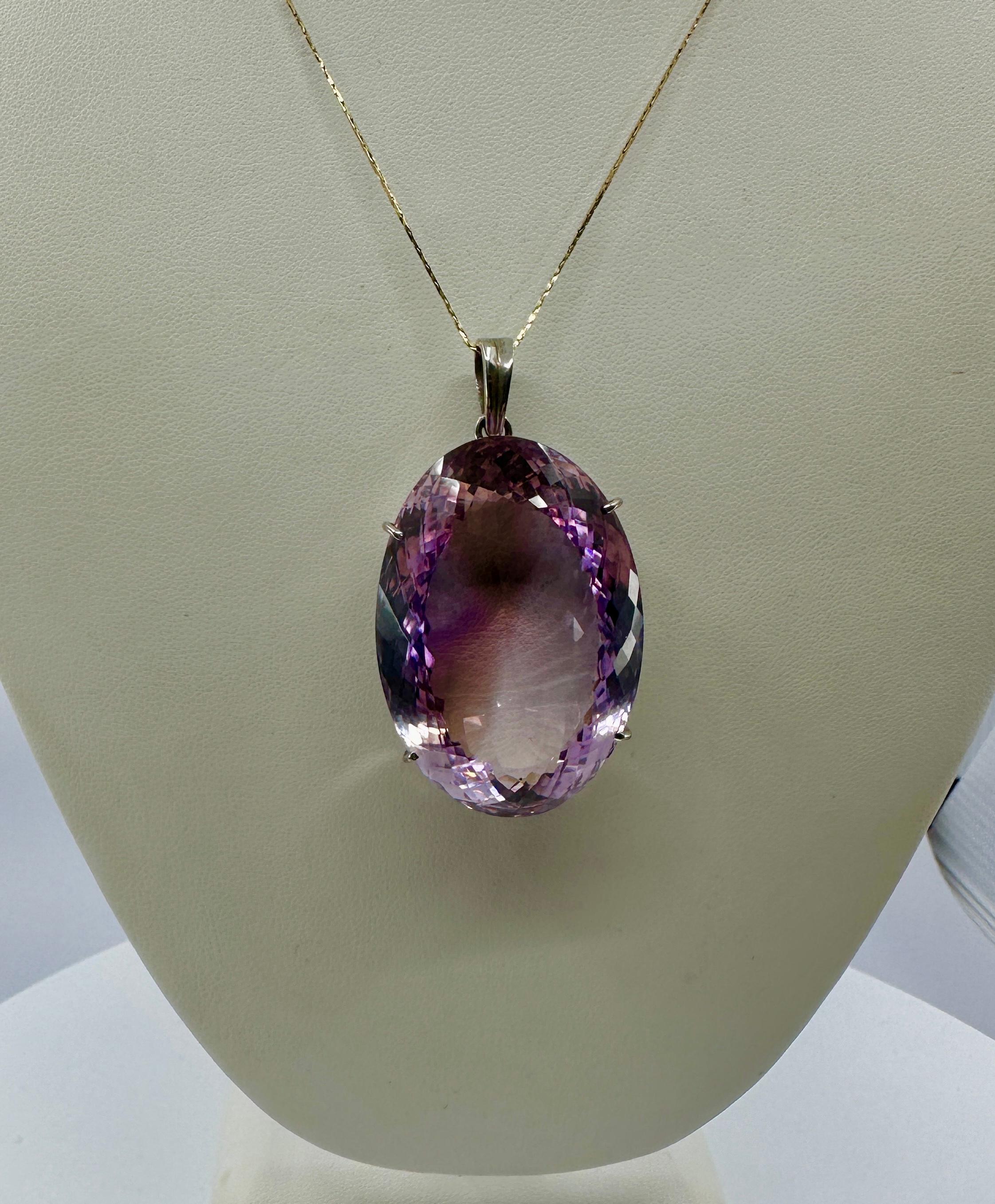 Este es un extraordinario colgante monumental de amatista de 175 quilates con una impresionante amatista natural Rose de France facetada en damero ovalado en un engaste clásico de plata de ley. 
La amatista monumental mide 45 mm (1 3/4 pulgadas) por