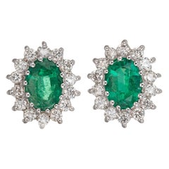 Boucles d'oreilles halo de diamants et émeraude ovale vert vif de 1,75 carat