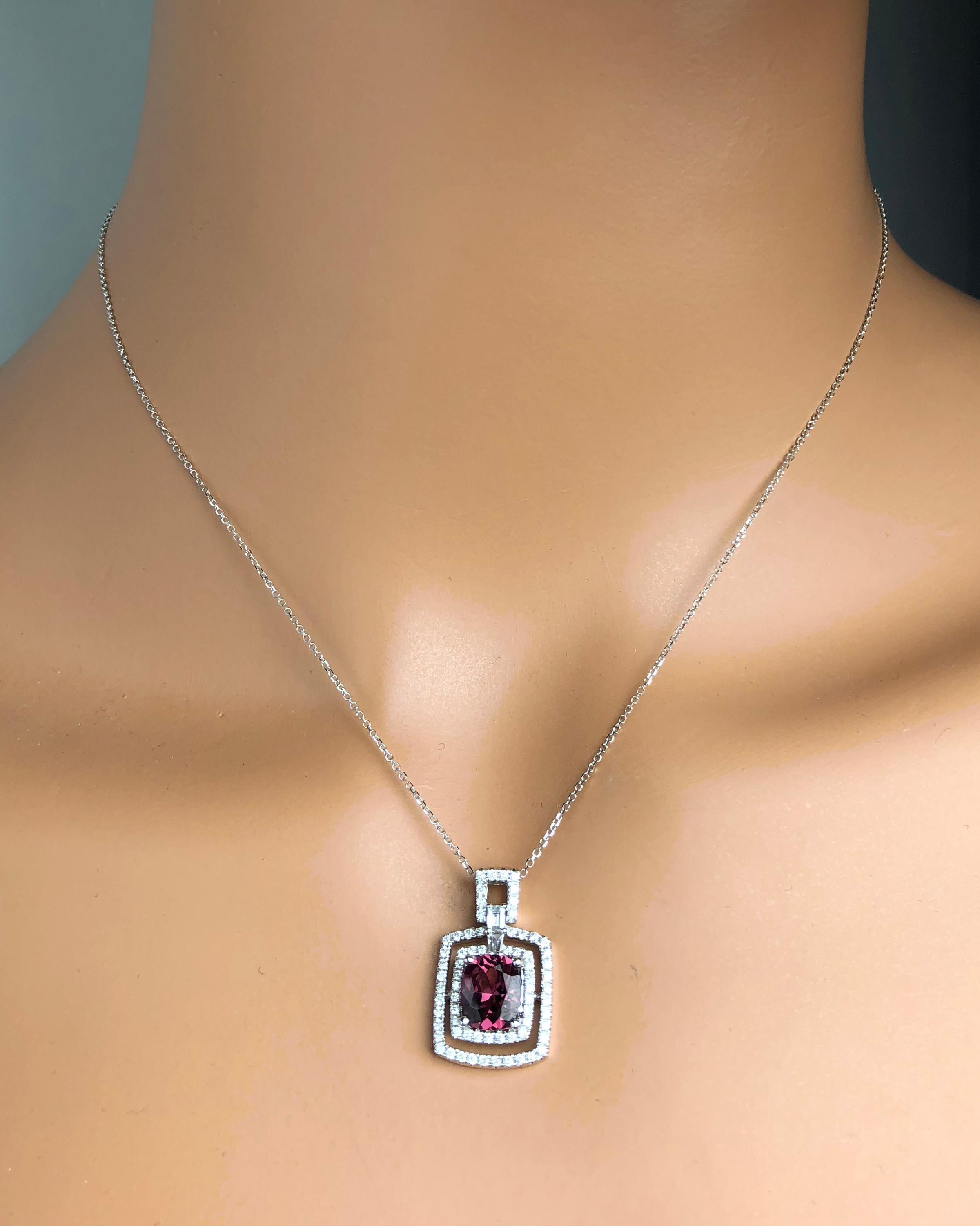 1.75 Carat Cushion Cut Raspberry Garnet and Natural Diamond Lock Pendant ref1640 In New Condition For Sale In New York, NY