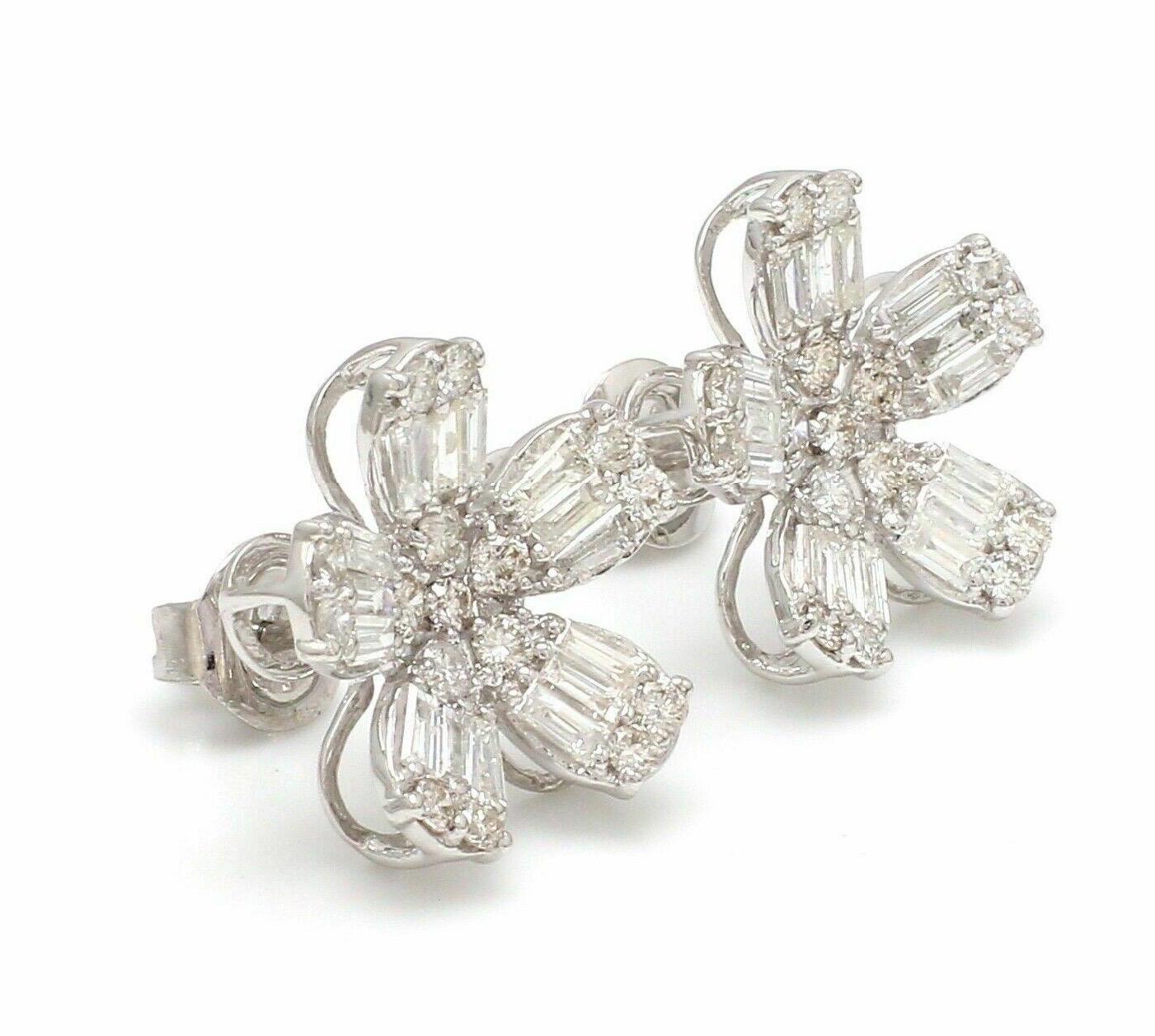 Taille mixte Clous d'oreilles à fleurs en or blanc 10 carats avec diamants de 1,75 carat en vente