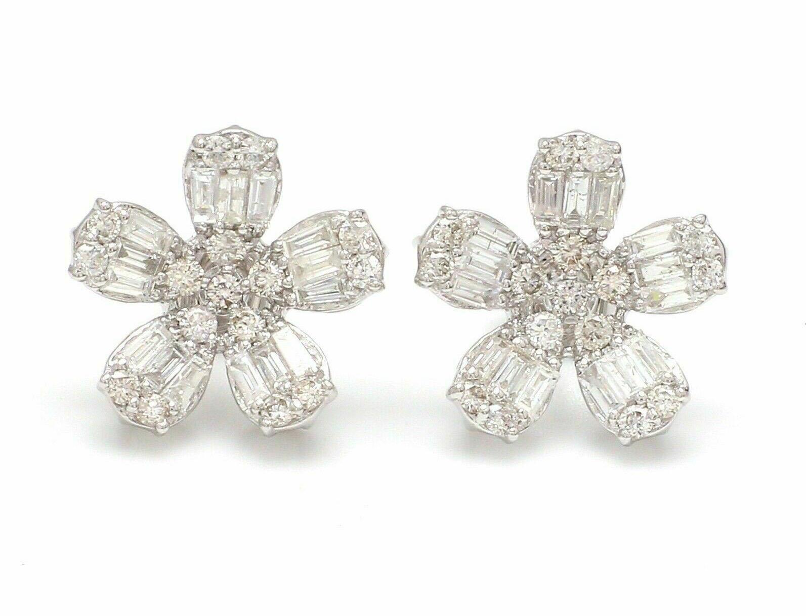 Clous d'oreilles à fleurs en or blanc 10 carats avec diamants de 1,75 carat Neuf - En vente à Hoffman Estate, IL