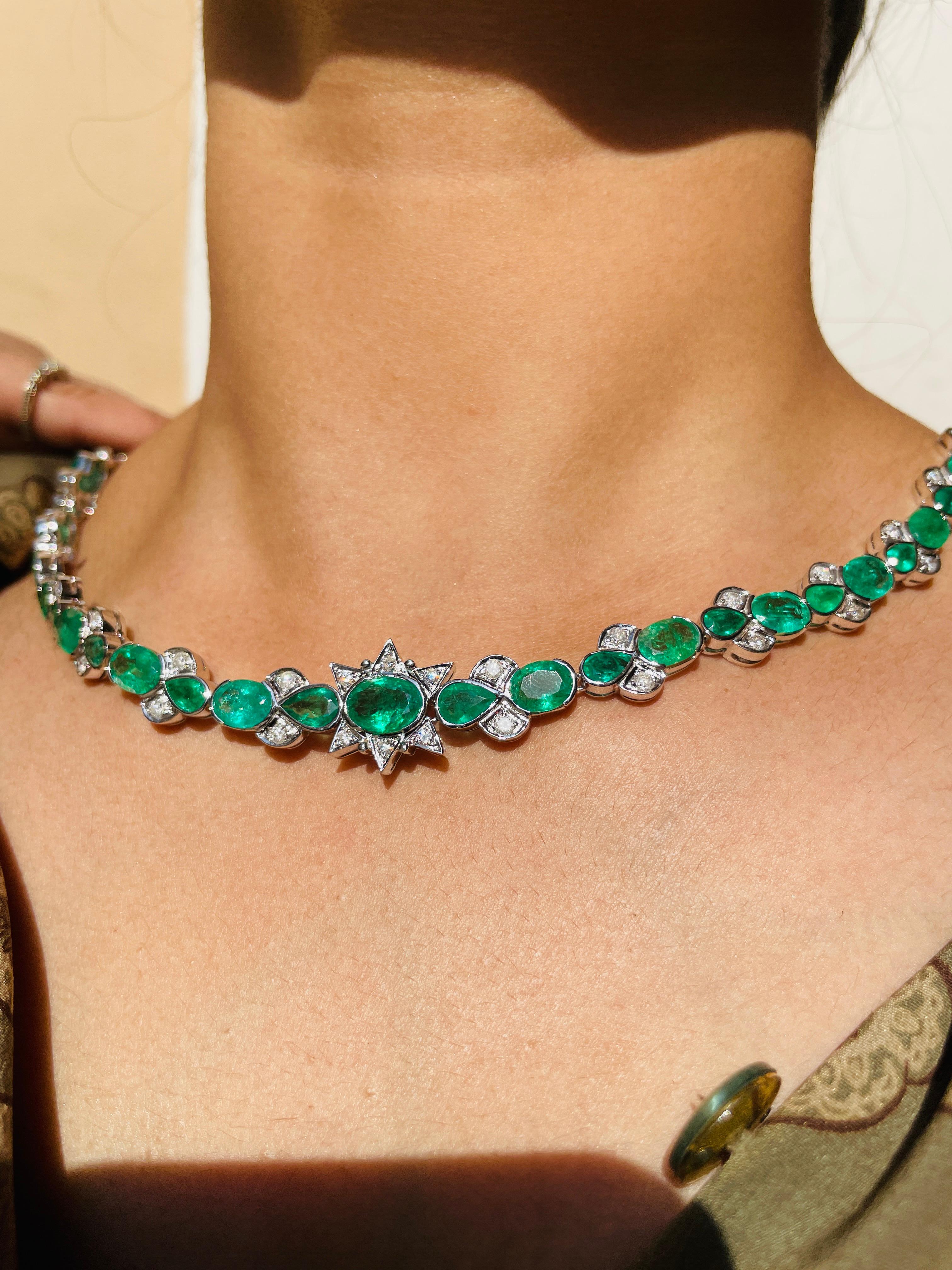Smaragdhalskette aus 18 Karat Gold, besetzt mit Smaragden im Oval- und Birnenschliff und Diamanten.
Ergänzen Sie Ihren Look mit dieser eleganten Smaragdperlenkette. Dieses atemberaubende Schmuckstück wertet einen Freizeitlook oder ein elegantes