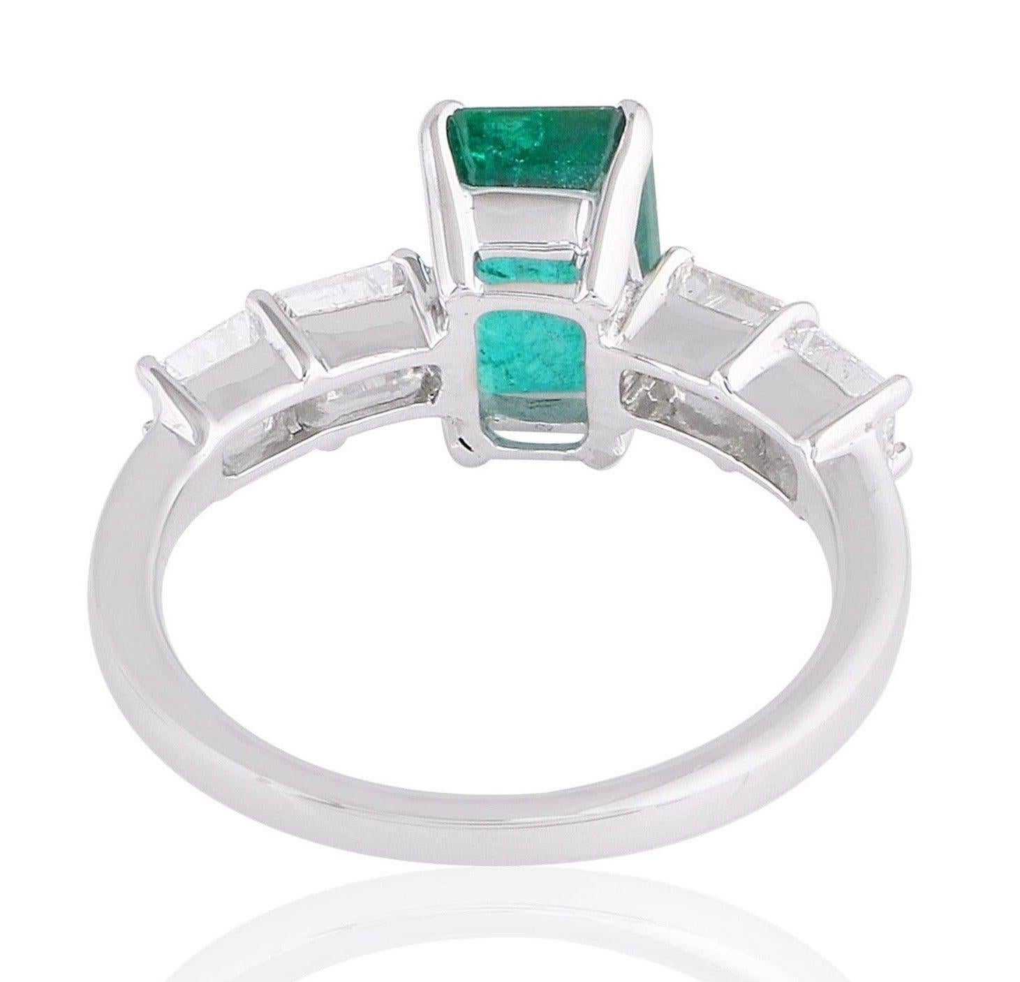 Im Angebot: 1,75 Karat Smaragd-Diamant-Ring aus 18 Karat Weißgold () 2