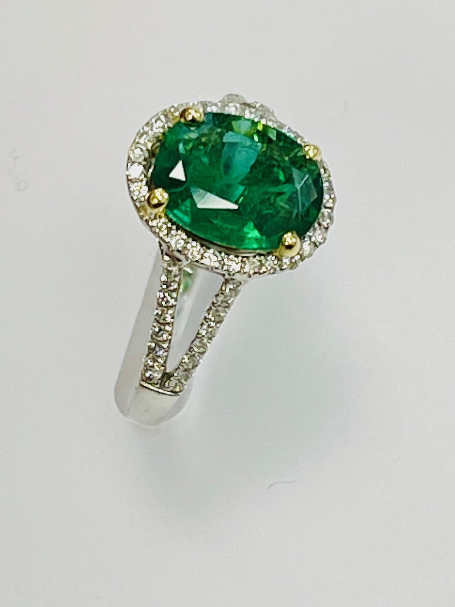 Modern 1.75 Carat Emerald Diamond Cocktail Ring For Sale