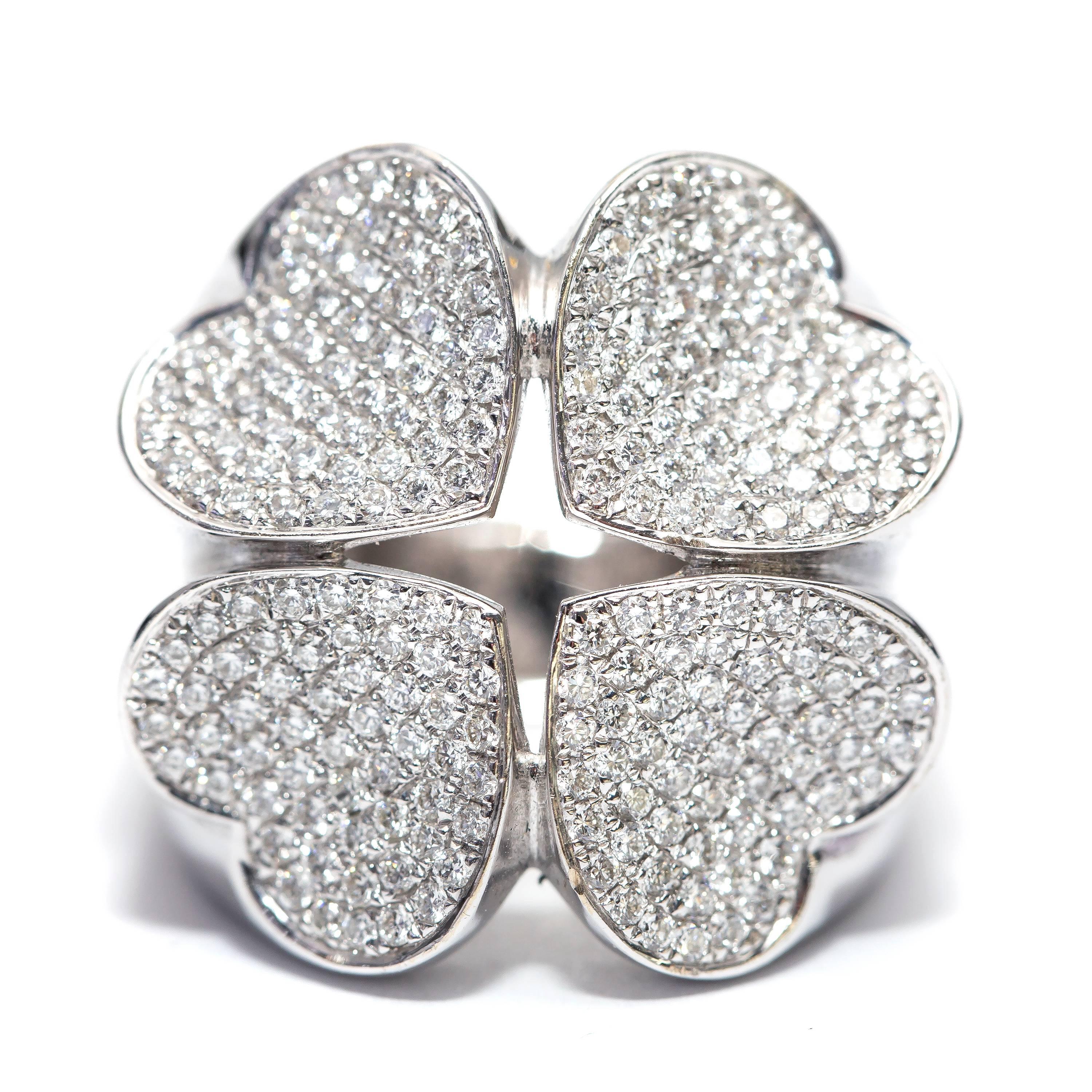 Diese wunderschöne Fancy Diamond Love Heart Ring mit vier schillernden geformten Herzen, die 1,75 Karat Runde Brillant H-SI1 Diamanten. Der Four Shape bringt moderne Eleganz und zeitlosen Glamour, gefasst in 18 Karat Weißgold. Britisch gepunzt. UK