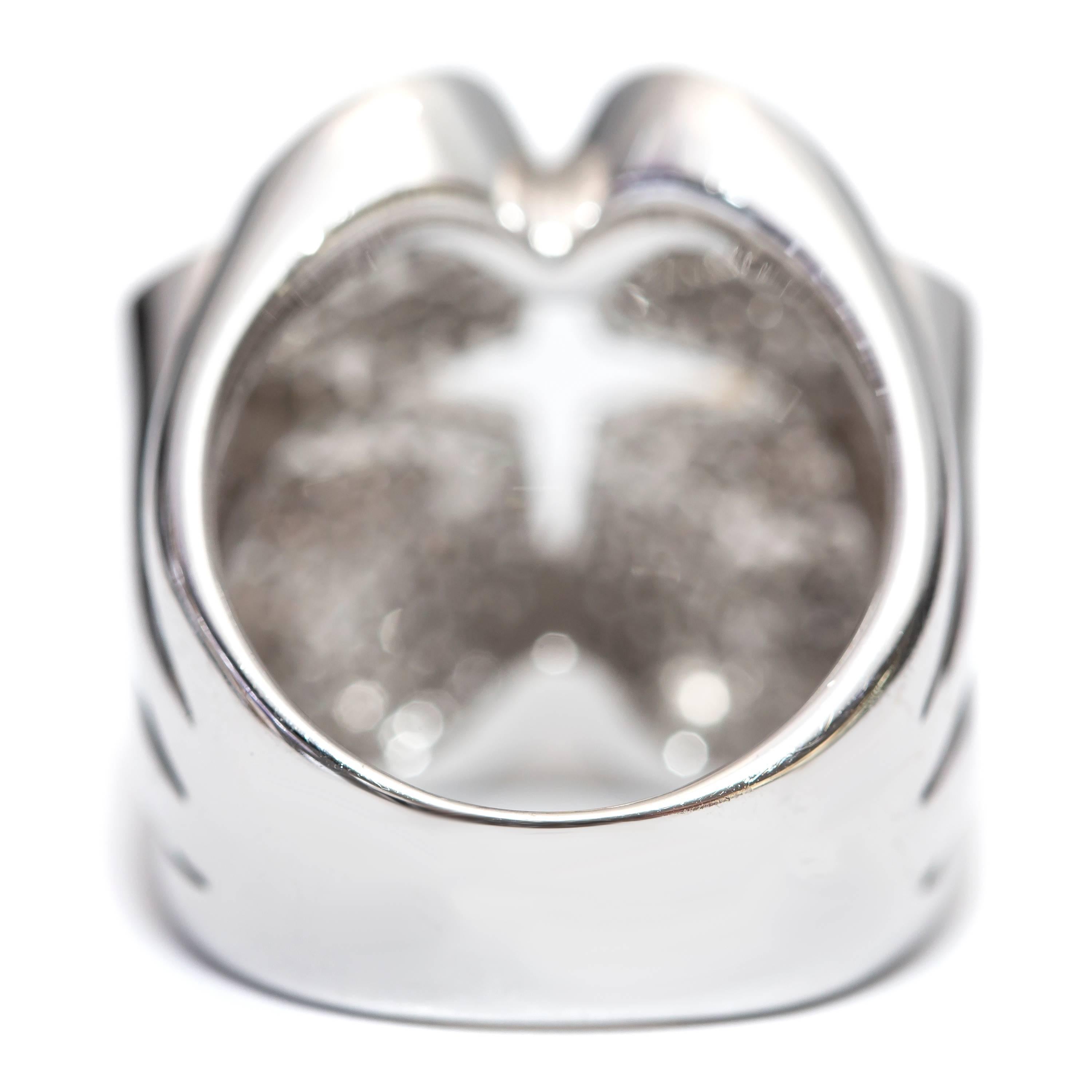 Taille ronde Bague cœur d'amour contemporaine moderne en or blanc 18 carats avec diamants fantaisie de 1,75 carat en vente