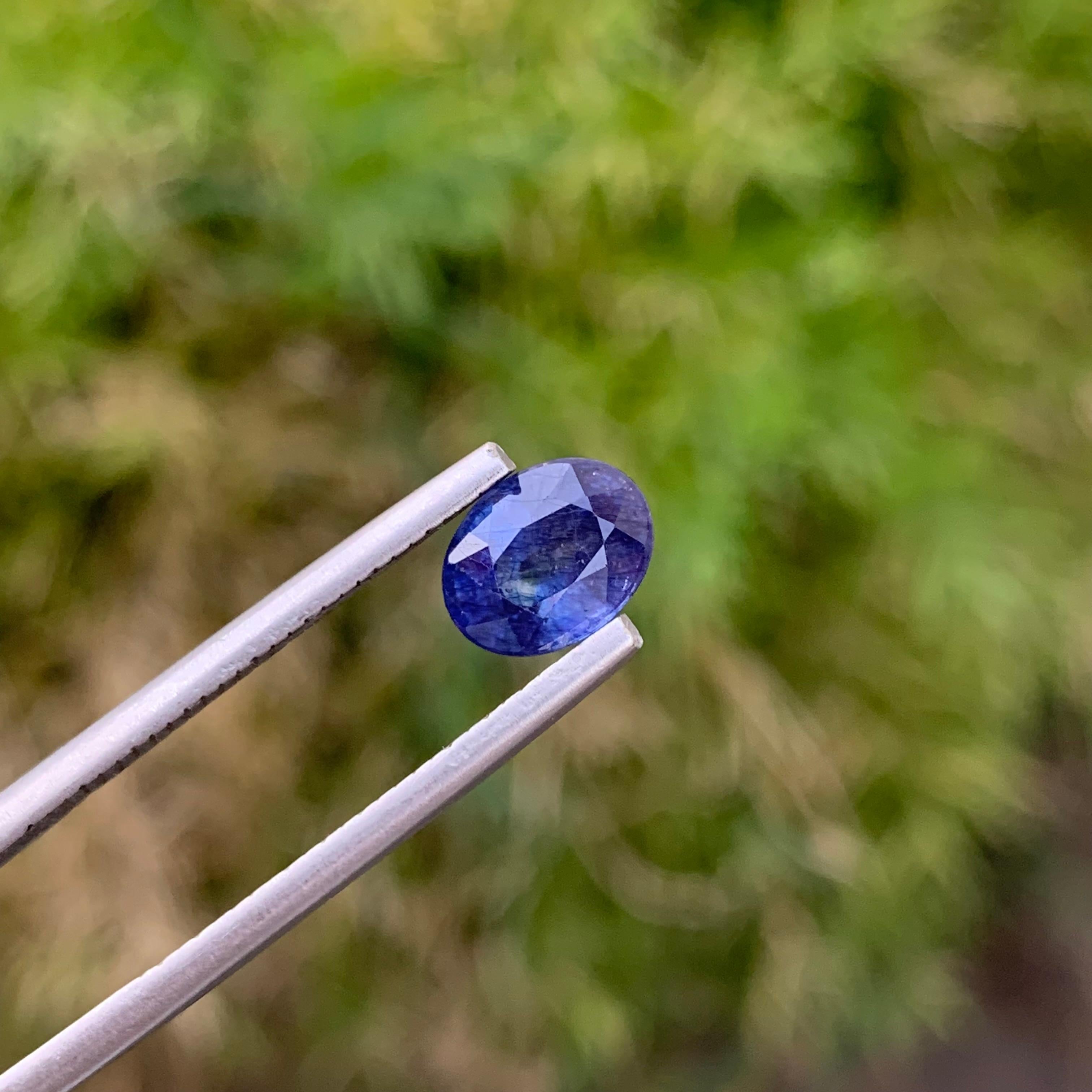 Loser Saphir
Gewicht: 1,75 Karat
Abmessung: 7.7 x 6 x 4.3 Mm
Farbe: Blau
Herkunft: Afrika
Behandlung: Beheizt
Zertifikat: Verfügbar unter
Die Form: Kissen

Der Saphir, ein Edelstein von legendärer Schönheit und beständiger Anziehungskraft, besticht