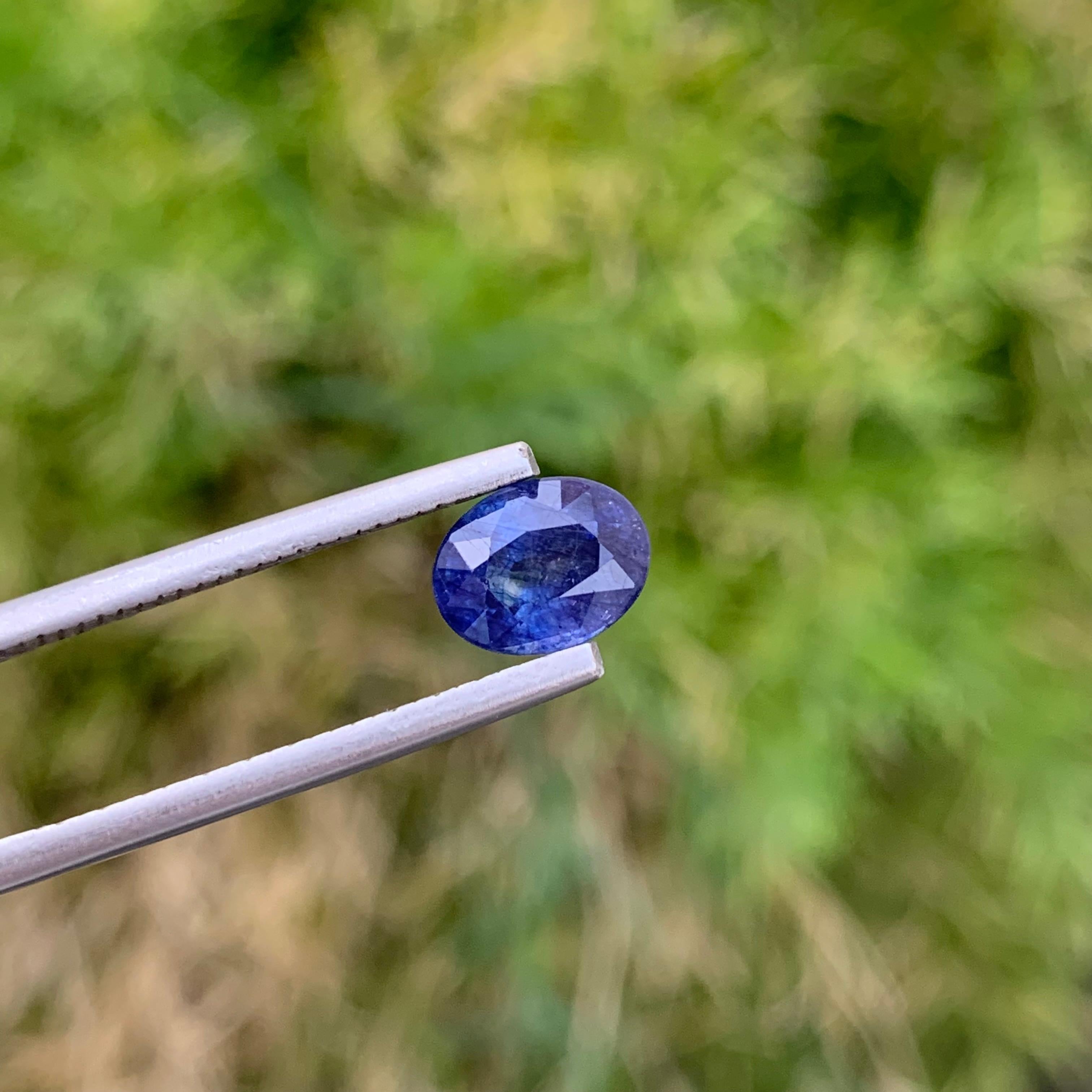 1,75 Karat Wunderschöner facettierter blauer Saphir Ovalform Edelstein für Verlobungsring (Ovalschliff) im Angebot