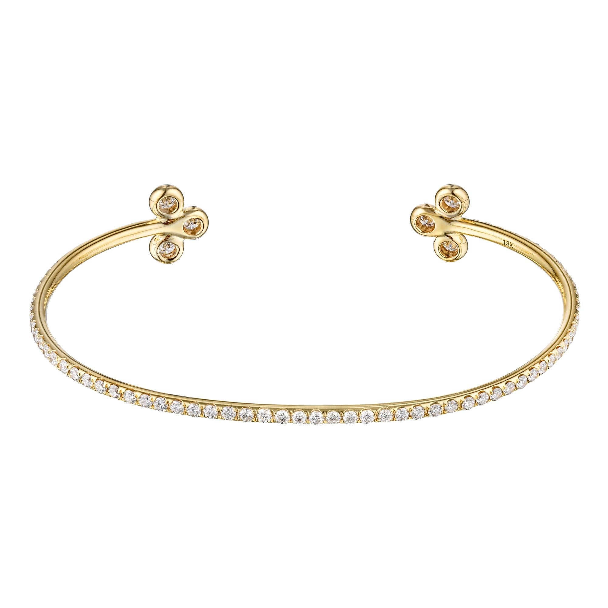 Bracciale bangle aperto con diamanti in oro giallo 18 carati. I diamanti tondi brillanti incastonati sono F-G VS1-VS2. Peso in carati: 1,75 ct. Peso totale: 6,20 grammi. Realizzato con orgoglio dagli artigiani di Simon Ardem a New York. 