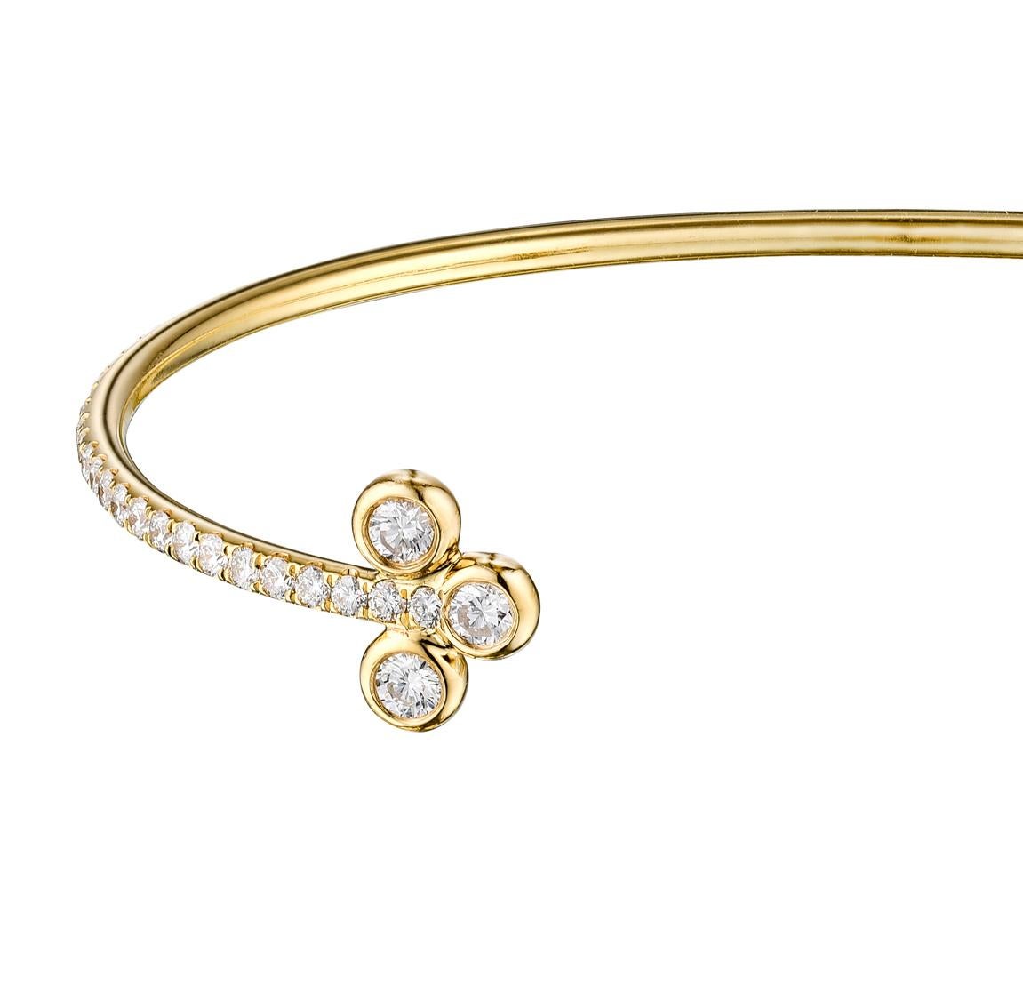 Taille ronde Bracelet jonc ouvert en or jaune 18 carats avec diamants micro-pavés de 1,75 carat en vente