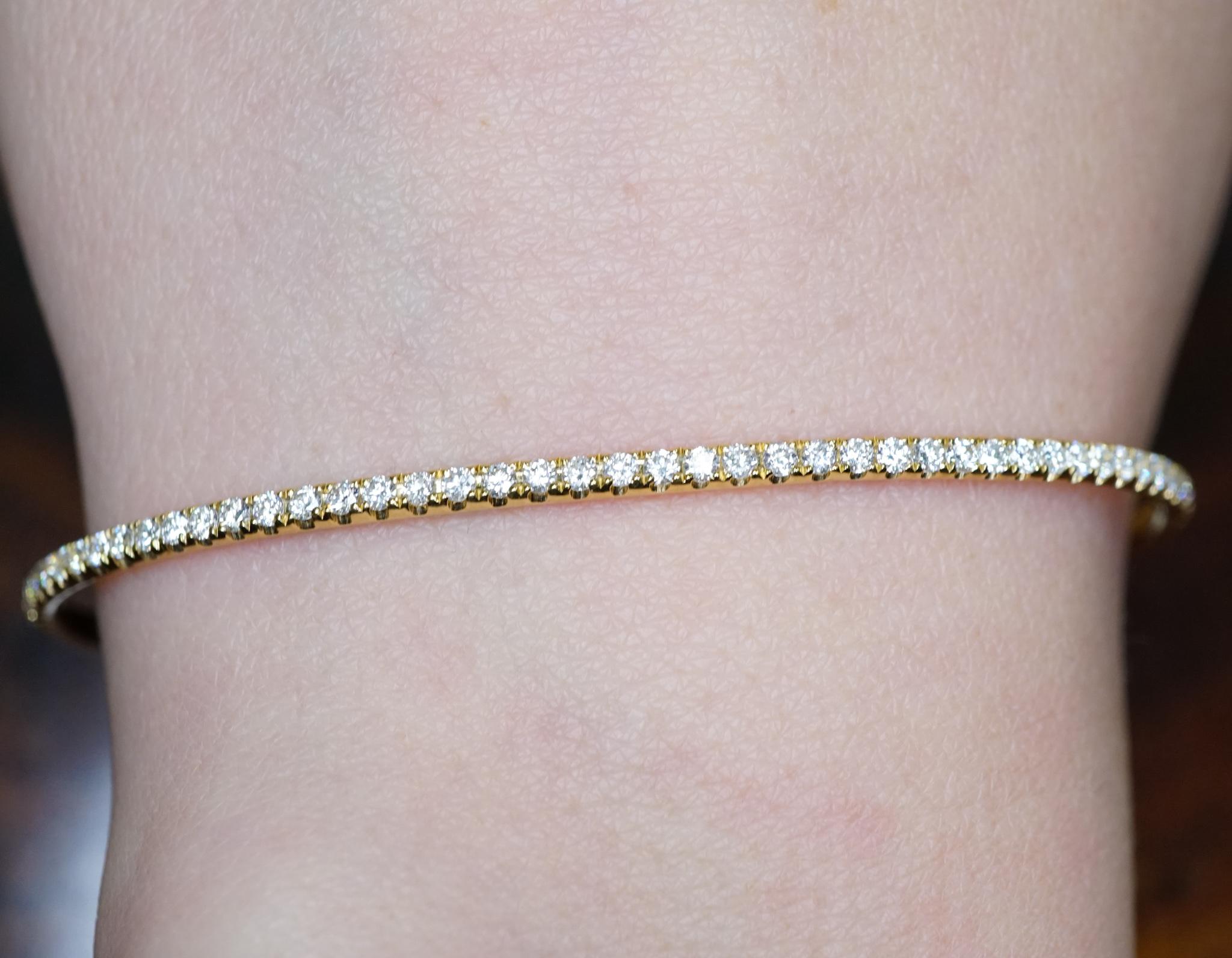 Bracelet jonc ouvert en or jaune 18 carats avec diamants micro-pavés de 1,75 carat Neuf - En vente à New York, NY