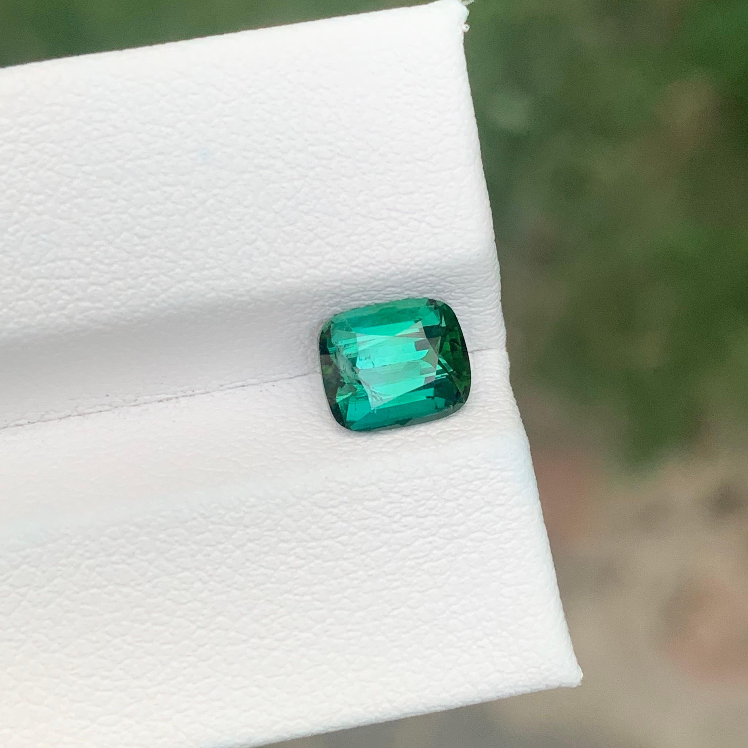 Facettierter Blaugrüner Turmalin

Gewicht: 1,75 Karat
Abmessung: 7.4 x 6.2 x 4.7 Mm
Farbe: Blau Grün 
Herkunft: Afghanistan
Behandlung: Nicht
Zertifikat: Auf Kundenwunsch


Der Turmalin ist ein faszinierender Edelstein, der für seine bemerkenswerte