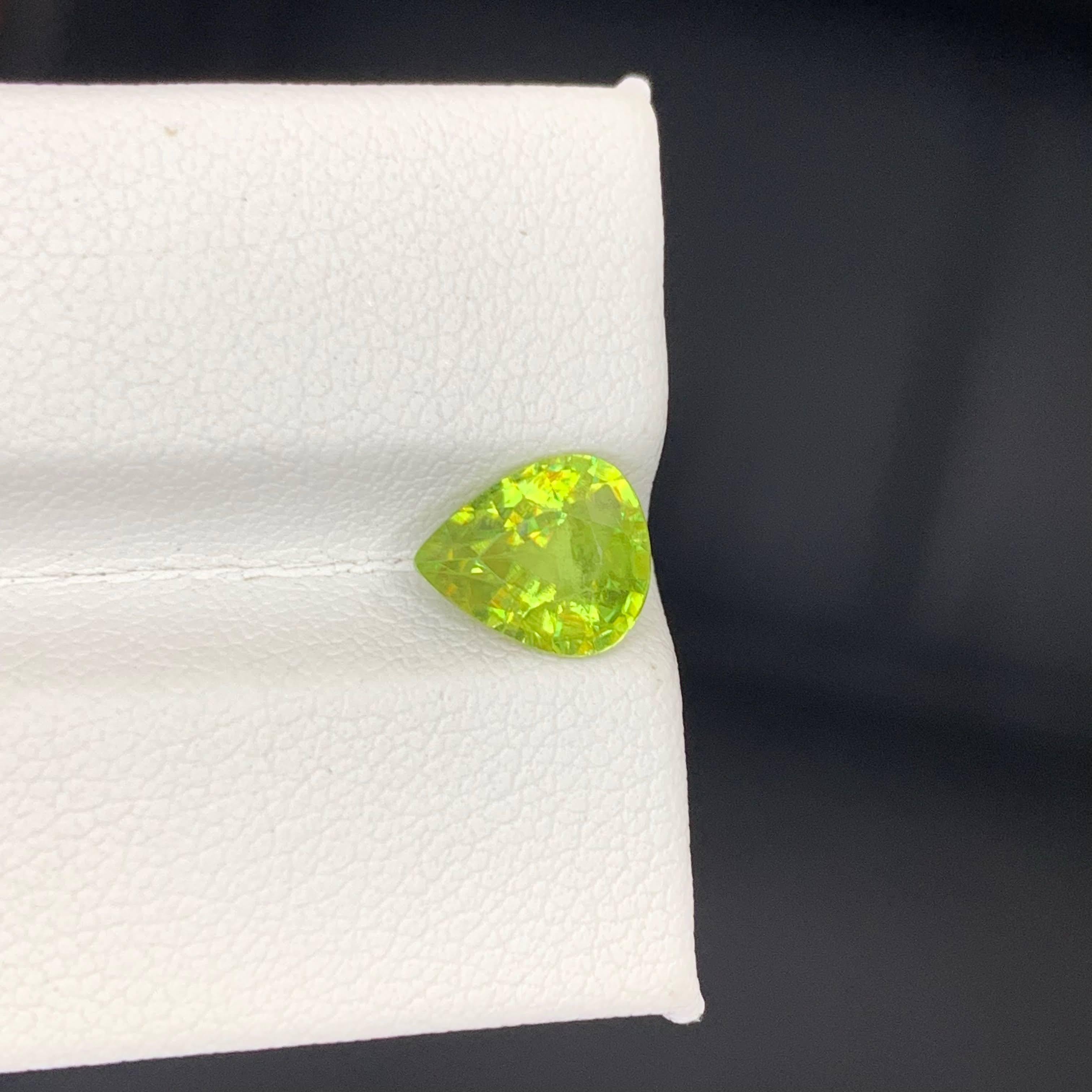 1.75 Carat Natural Loose Green Sphene Stone Pear Cut Madagascar's Gemstone (pierre précieuse de Madagascar) en vente 4