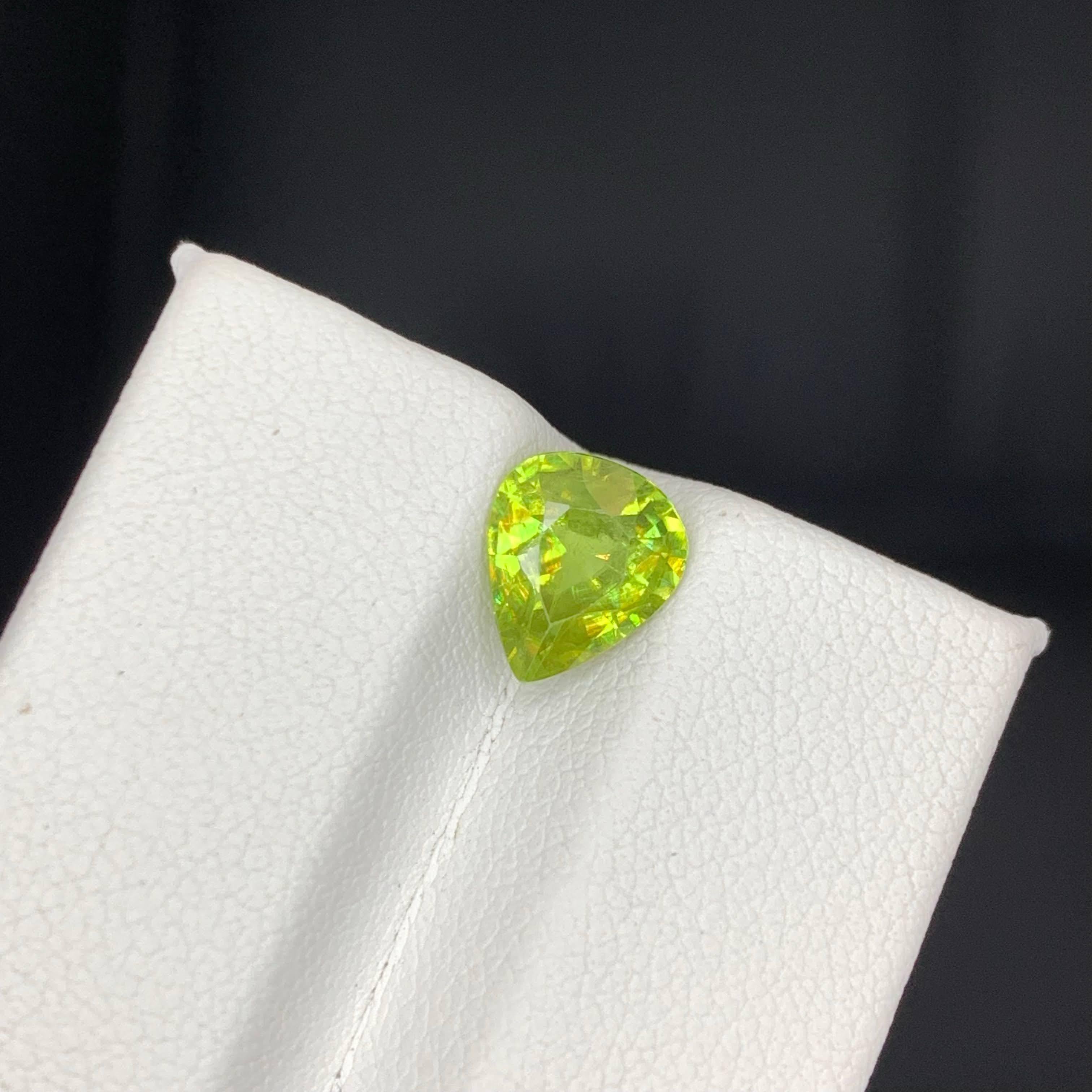 1.75 Carat Natural Loose Green Sphene Stone Pear Cut Madagascar's Gemstone (pierre précieuse de Madagascar) en vente 5