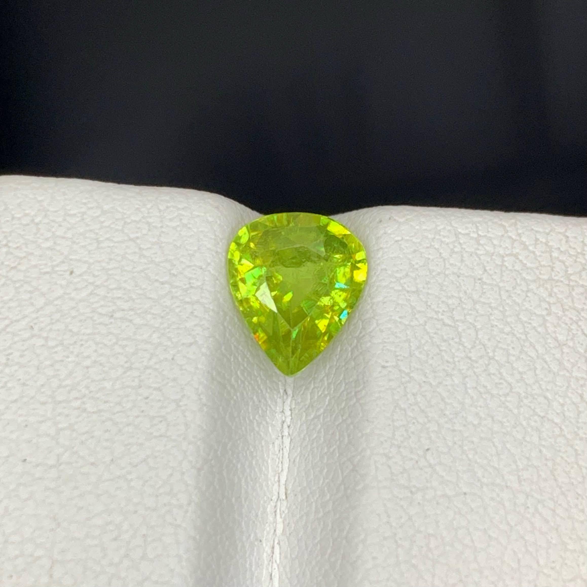 Poids 1,75 carat 
Dimensions 8,6x7,3x4,2mm
Traitement Aucun
Origine Madagascar 
Clarté VVS 
Forme Coupe Poire 





Ce Sphène vert naturel de 1,75 carat est une pierre précieuse éblouissante admirée pour sa brillance extraordinaire et sa dispersion
