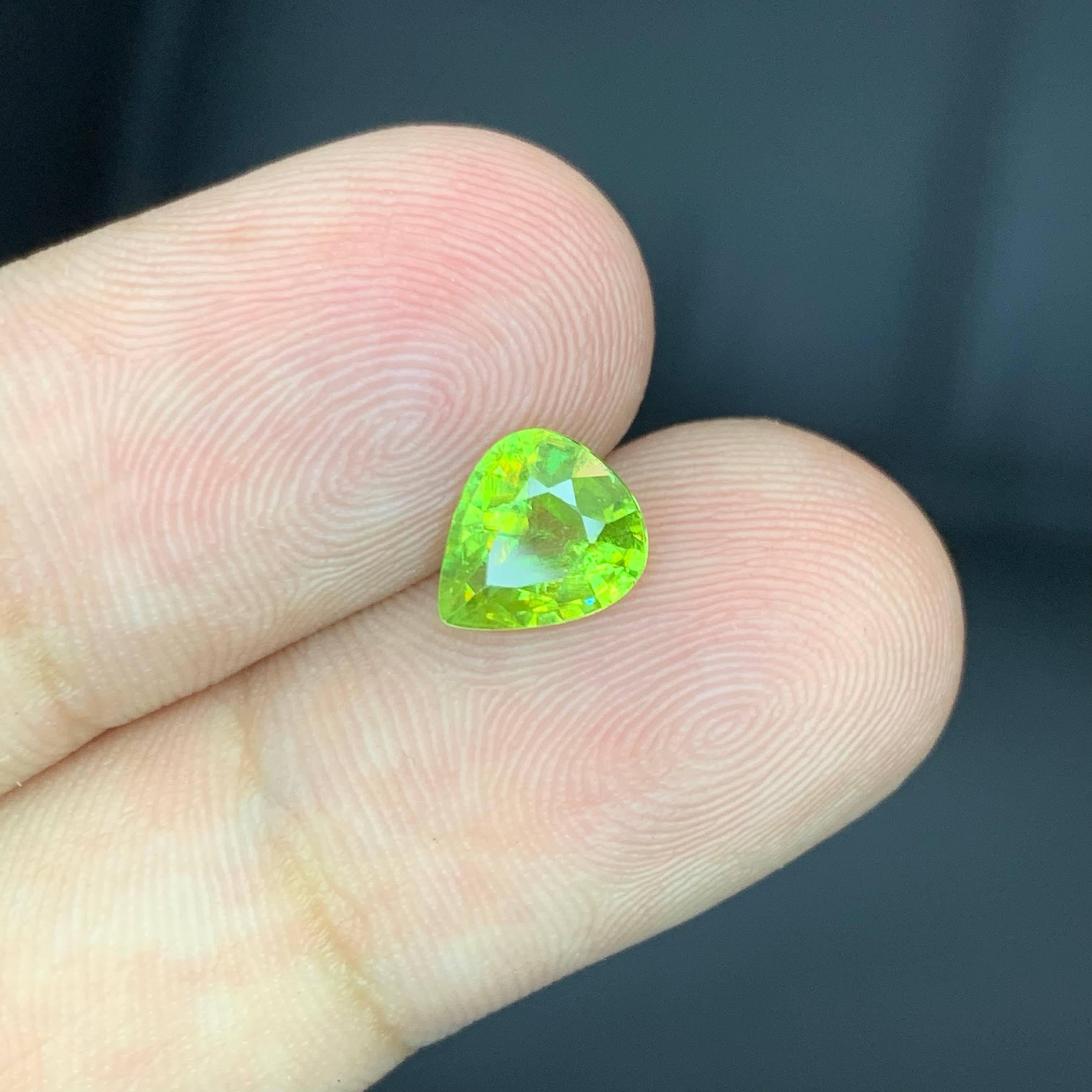 Moderne 1.75 Carat Natural Loose Green Sphene Stone Pear Cut Madagascar's Gemstone (pierre précieuse de Madagascar) en vente