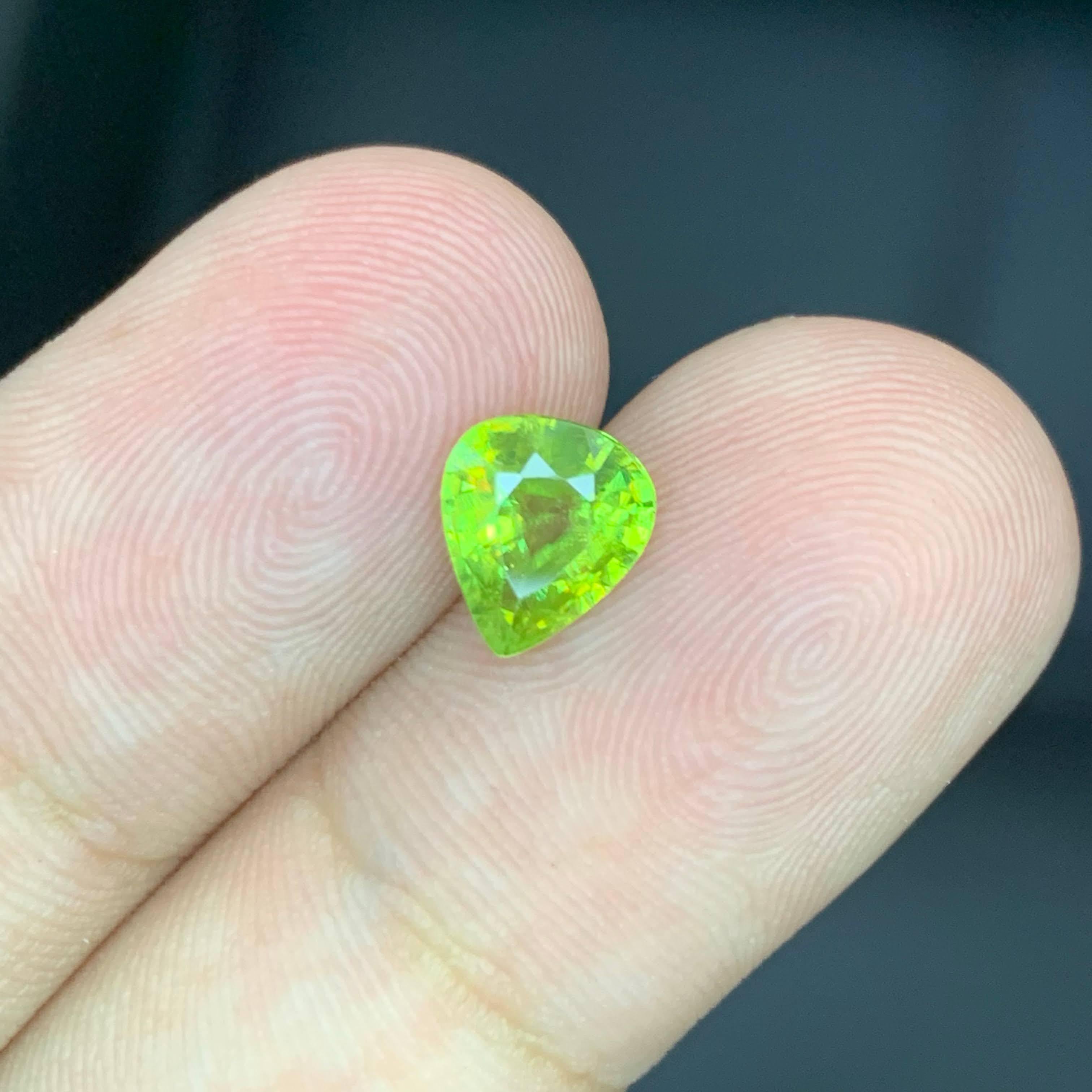 Taille poire 1.75 Carat Natural Loose Green Sphene Stone Pear Cut Madagascar's Gemstone (pierre précieuse de Madagascar) en vente