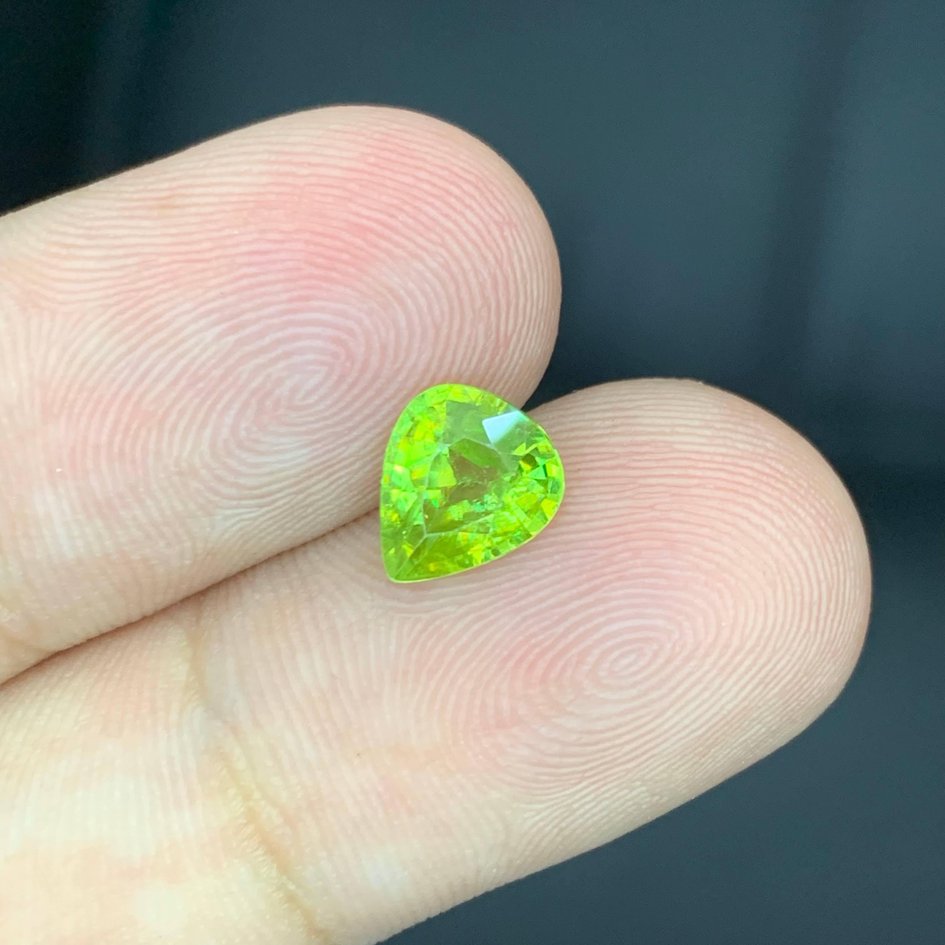 1.75 Carat Natural Loose Green Sphene Stone Pear Cut Madagascar's Gemstone (pierre précieuse de Madagascar) Neuf - En vente à Bangkok, TH