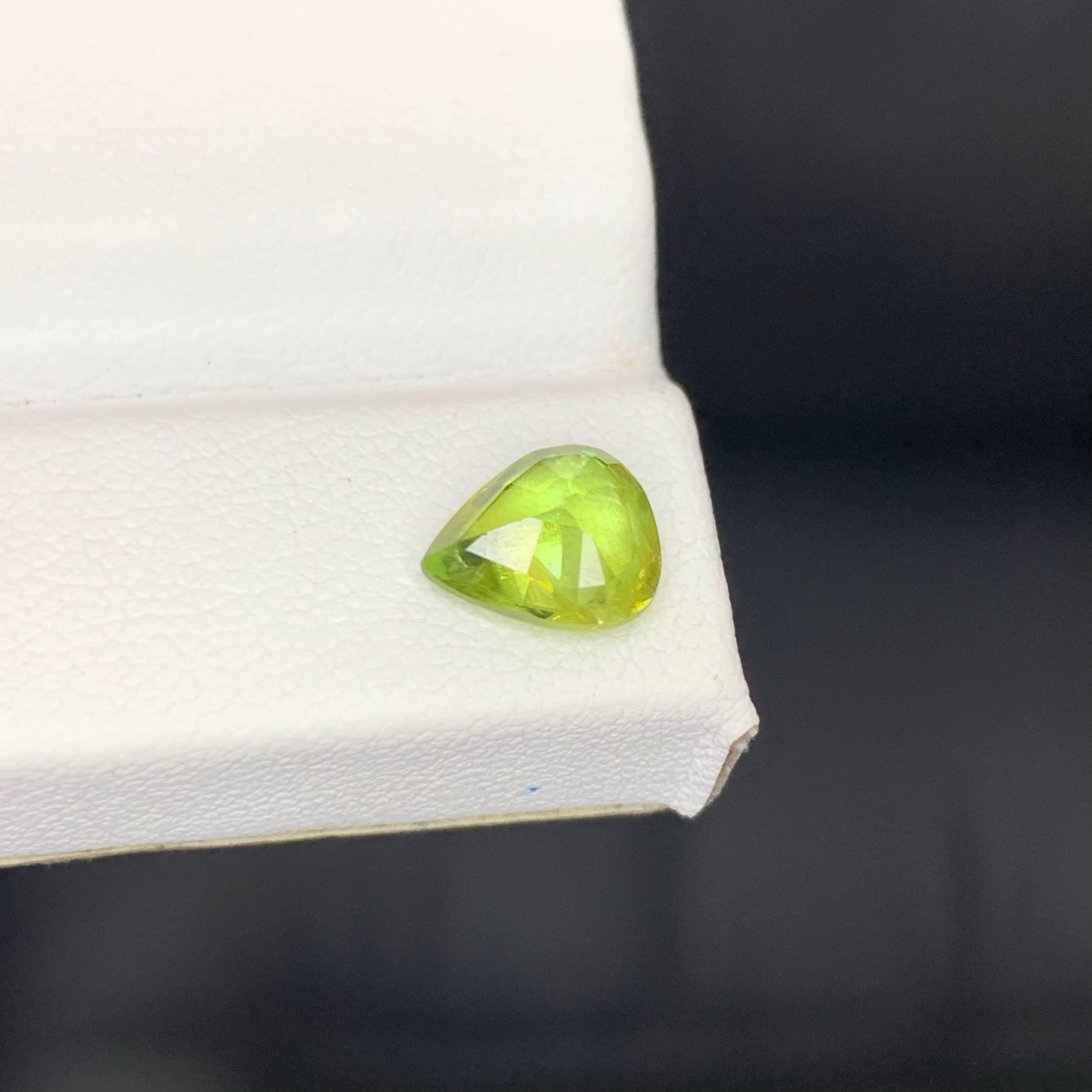 1.75 Carat Natural Loose Green Sphene Stone Pear Cut Madagascar's Gemstone (pierre précieuse de Madagascar) Unisexe en vente
