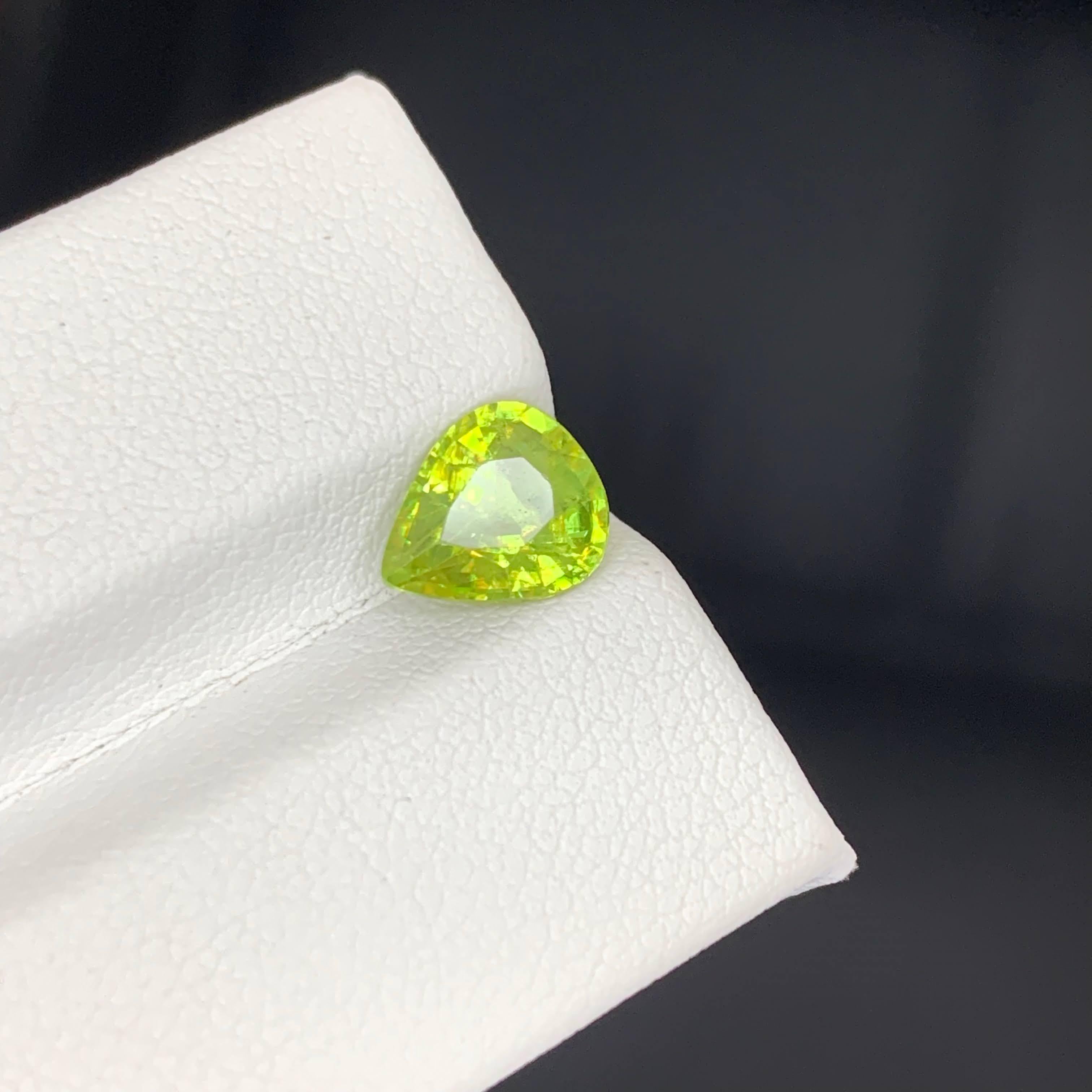1.75 Carat Natural Loose Green Sphene Stone Pear Cut Madagascar's Gemstone (pierre précieuse de Madagascar) en vente 1