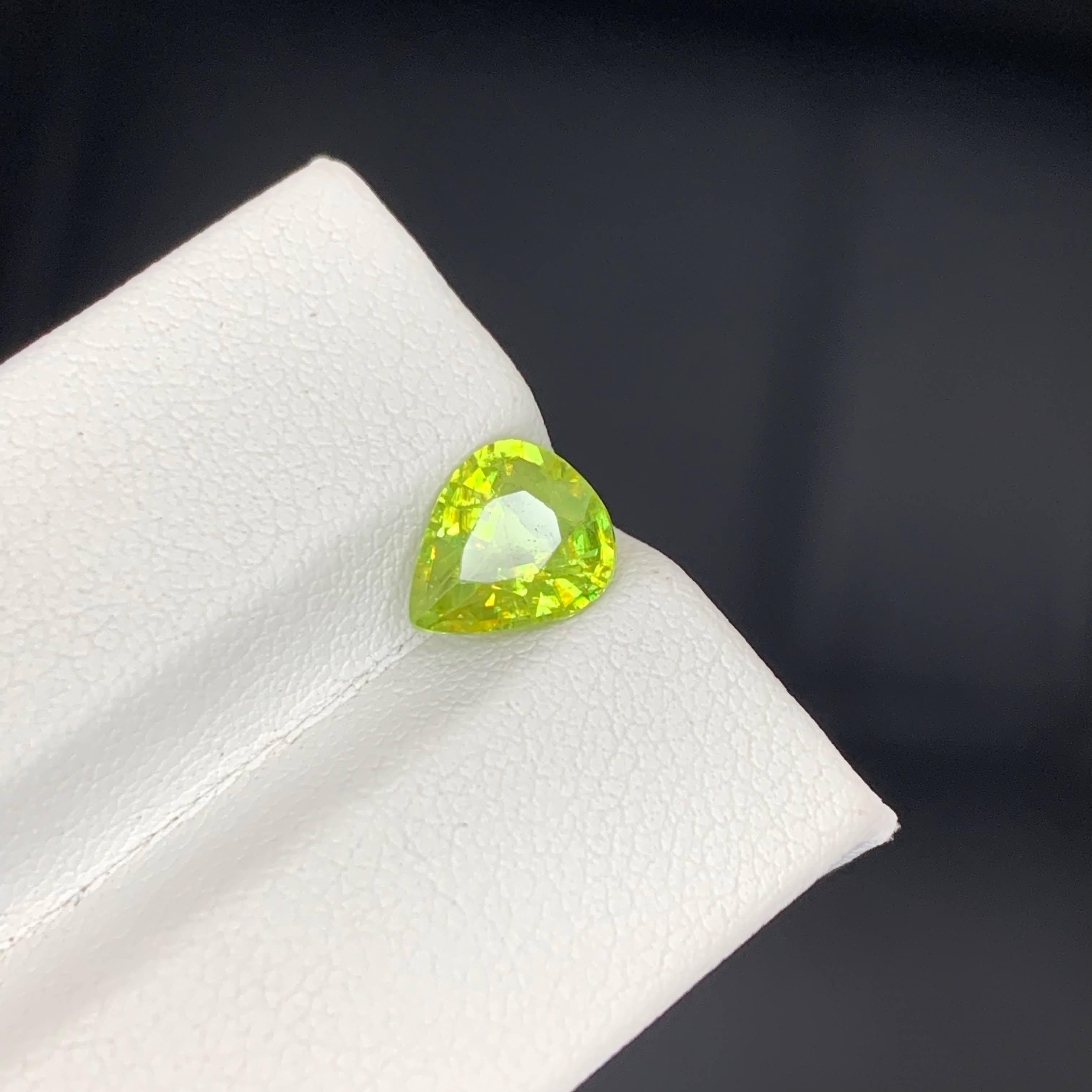 1.75 Carat Natural Loose Green Sphene Stone Pear Cut Madagascar's Gemstone (pierre précieuse de Madagascar) en vente 2