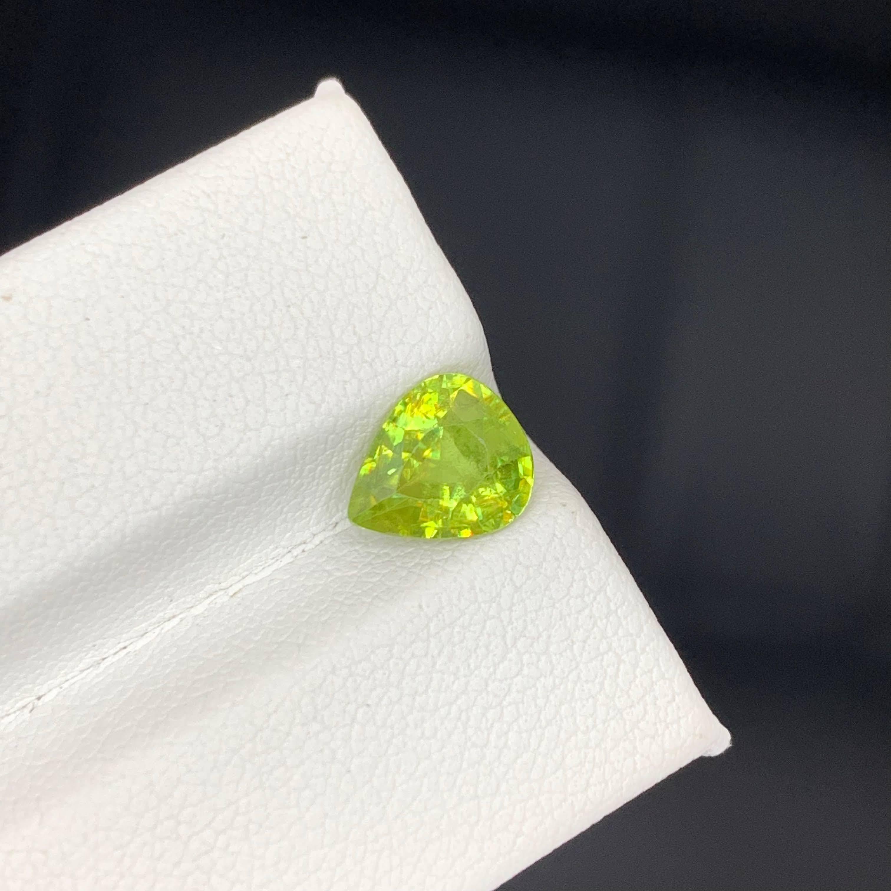 1.75 Carat Natural Loose Green Sphene Stone Pear Cut Madagascar's Gemstone (pierre précieuse de Madagascar) en vente 3