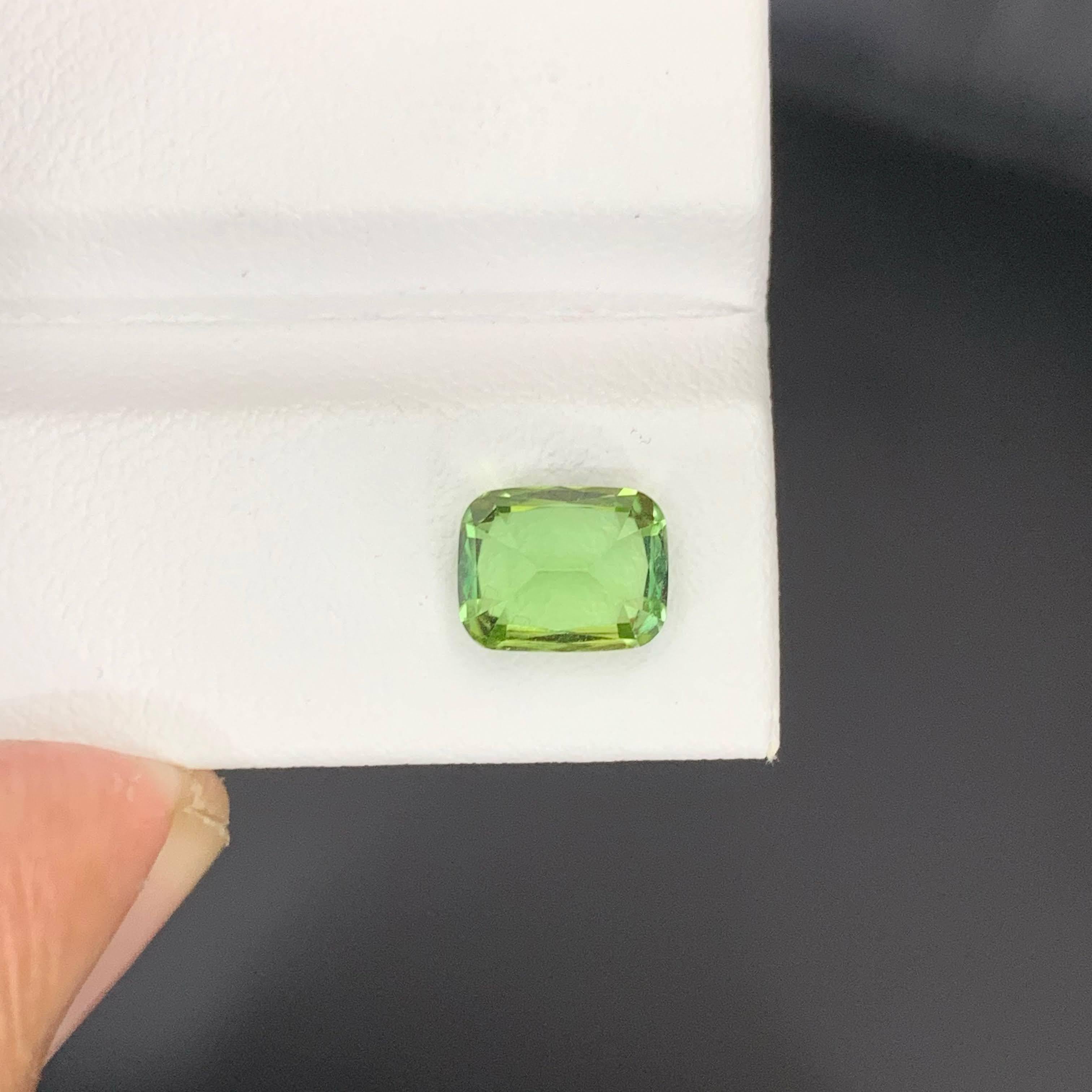 Moderne 1.75 Carat Natural Loose Mint Green Tourmaline Cushion Cut Afghan Gemstone (pierre précieuse afghane) en vente