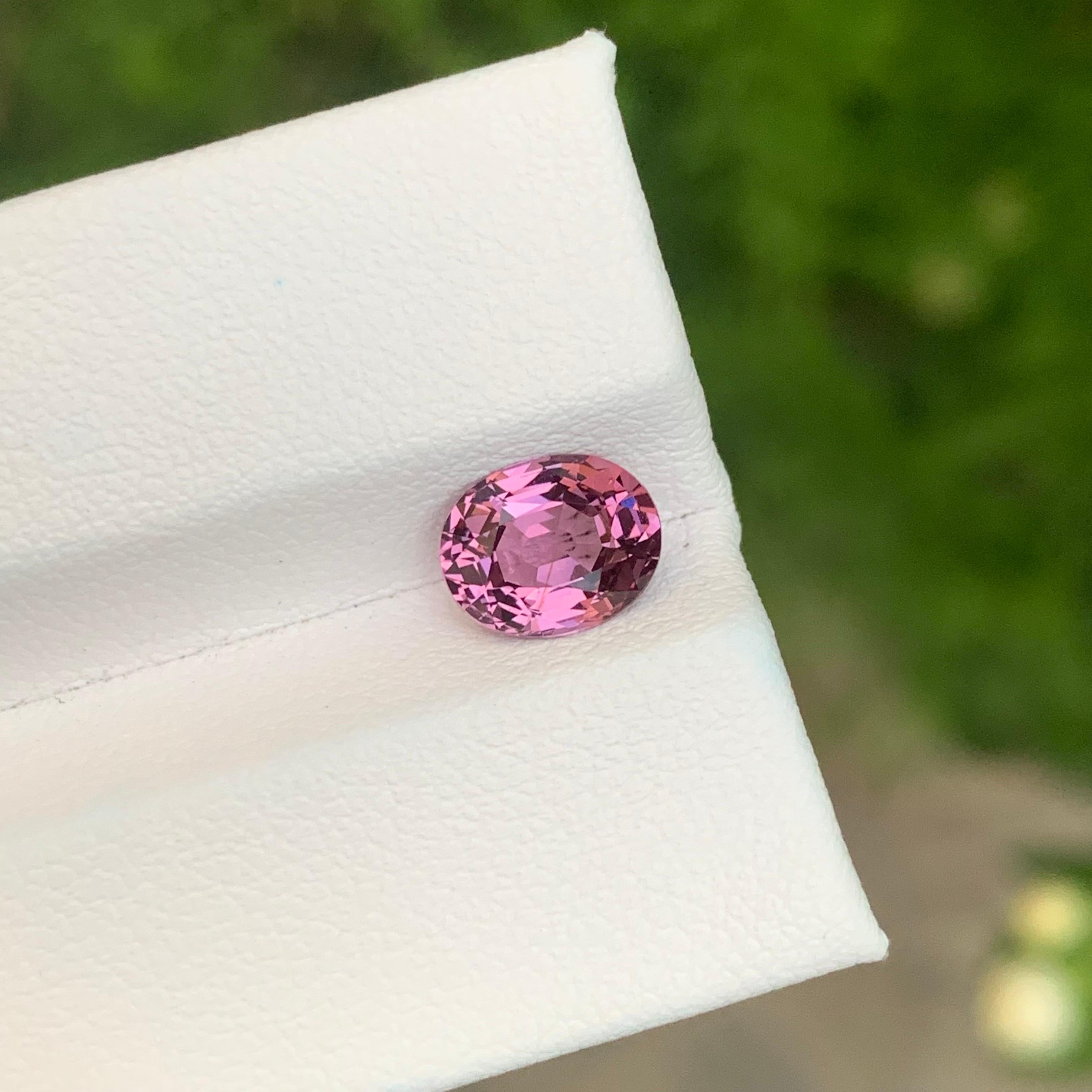 Facettierter rosa Spinell

Gewicht : 1,75 Karat
Abmessung: 8 x 6.4 x 4.3 Mm
Farbe : Rosa
Behandlung: Nicht
Herkunft: Tansania
Form : Kissen
Zertifikat: Auf Anfrage

Spinell ist ein fesselnder Edelstein, der für seine brillanten Farben und seine