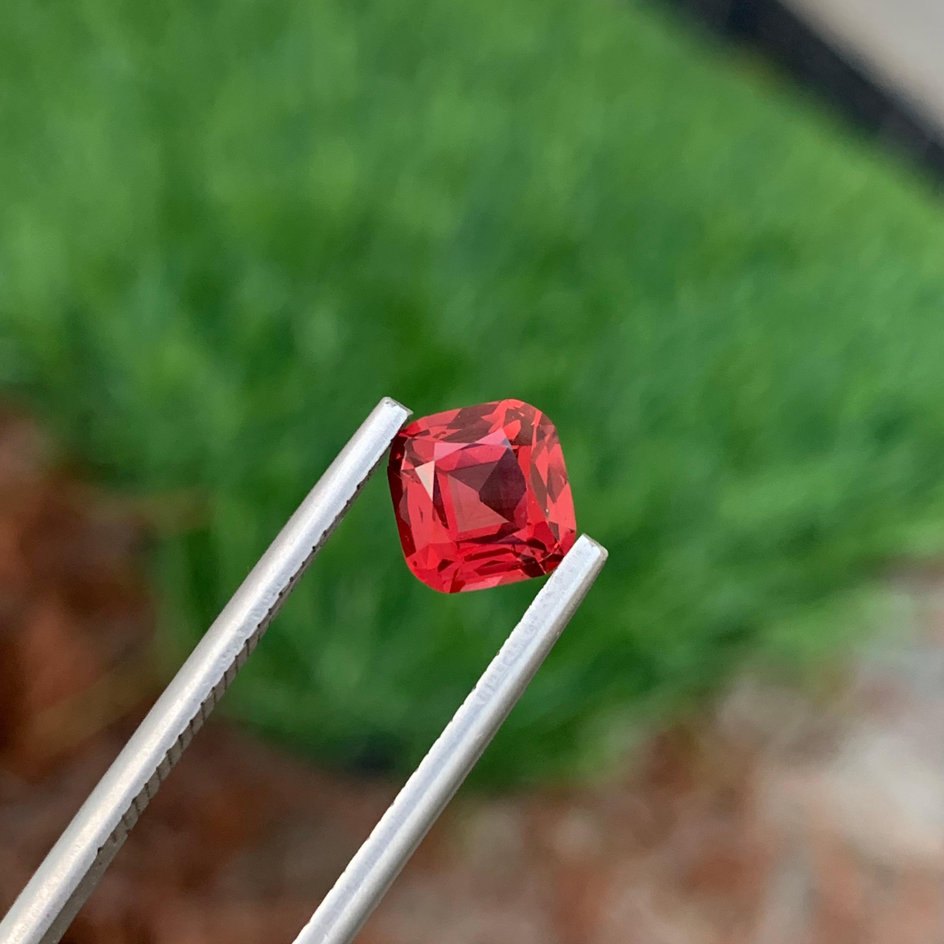 Pierre précieuse grenat rhodolite grenat grenade naturelle non sertie couleur grenade non sertie de 1,75 carat Unisexe en vente