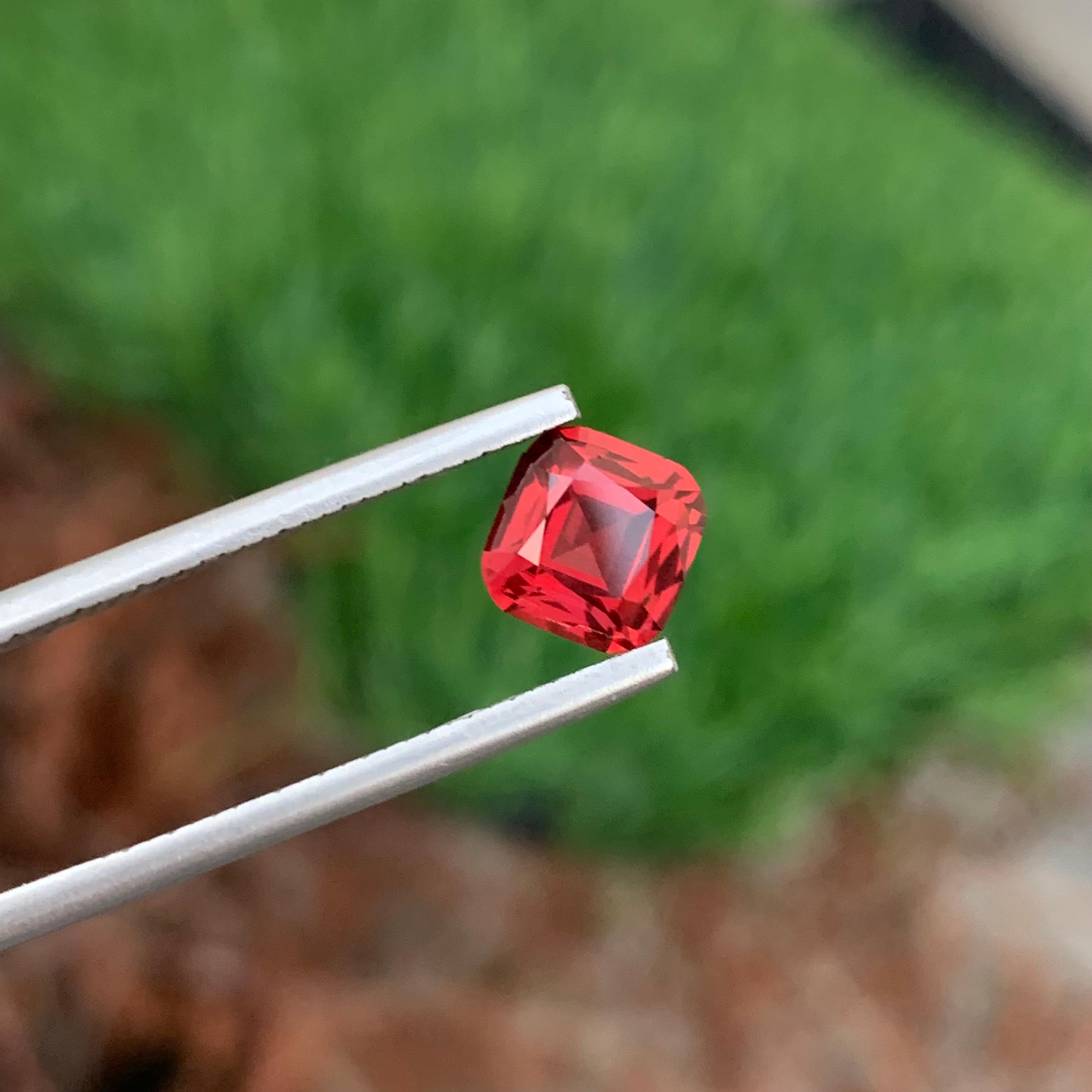 Pierre précieuse grenat rhodolite grenat grenade naturelle non sertie couleur grenade non sertie de 1,75 carat en vente 1