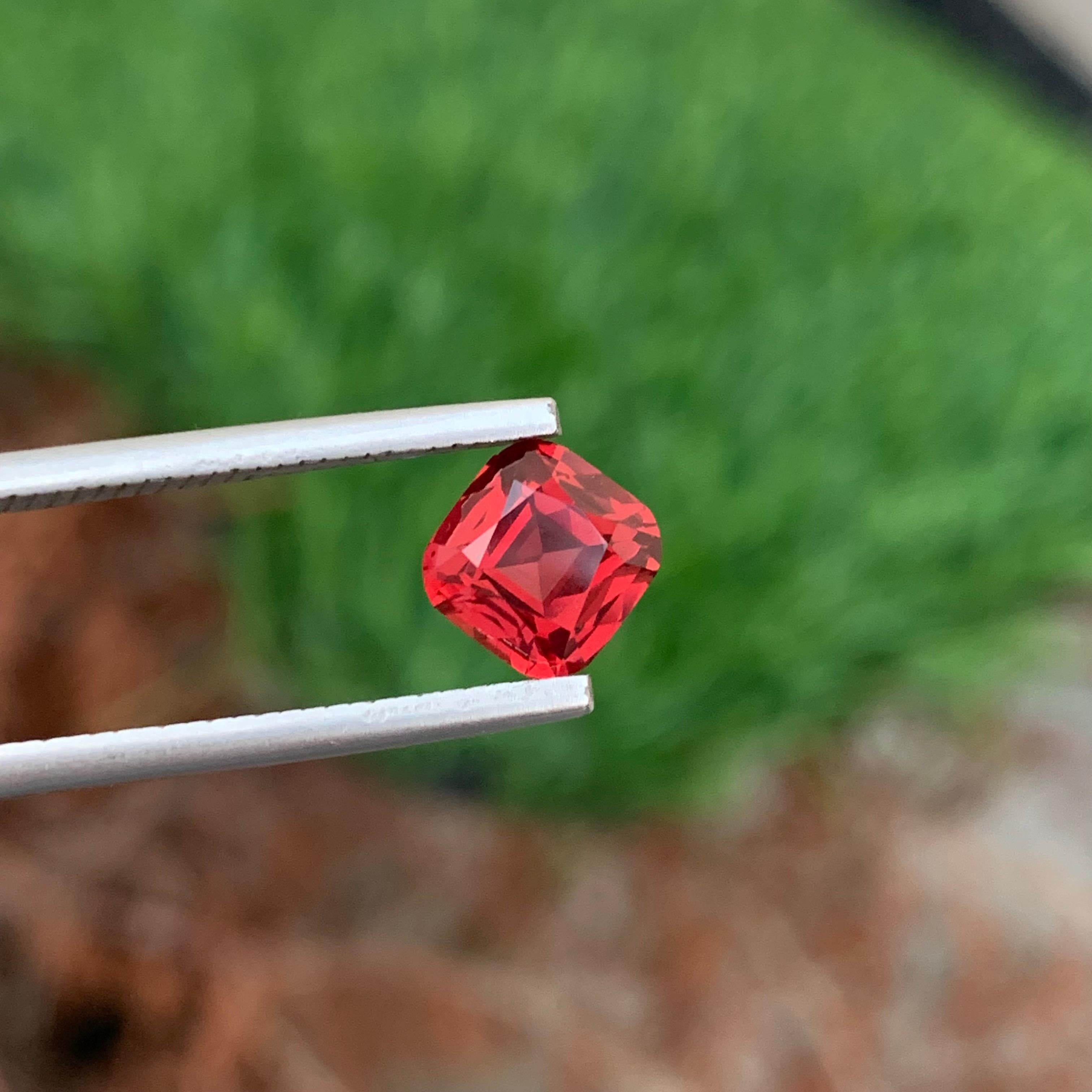 Pierre précieuse grenat rhodolite grenat grenade naturelle non sertie couleur grenade non sertie de 1,75 carat en vente 2