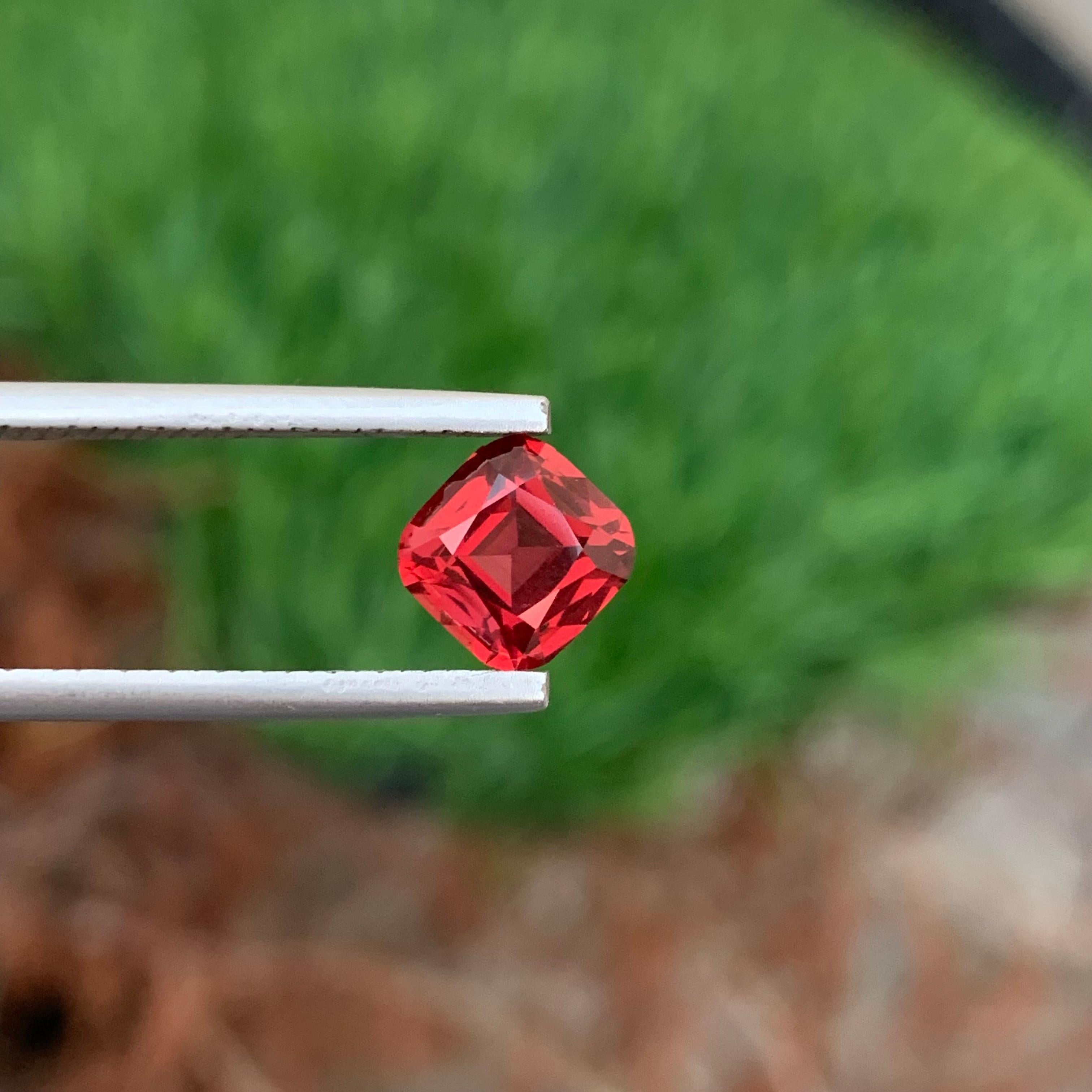 Pierre précieuse grenat rhodolite grenat grenade naturelle non sertie couleur grenade non sertie de 1,75 carat en vente 3