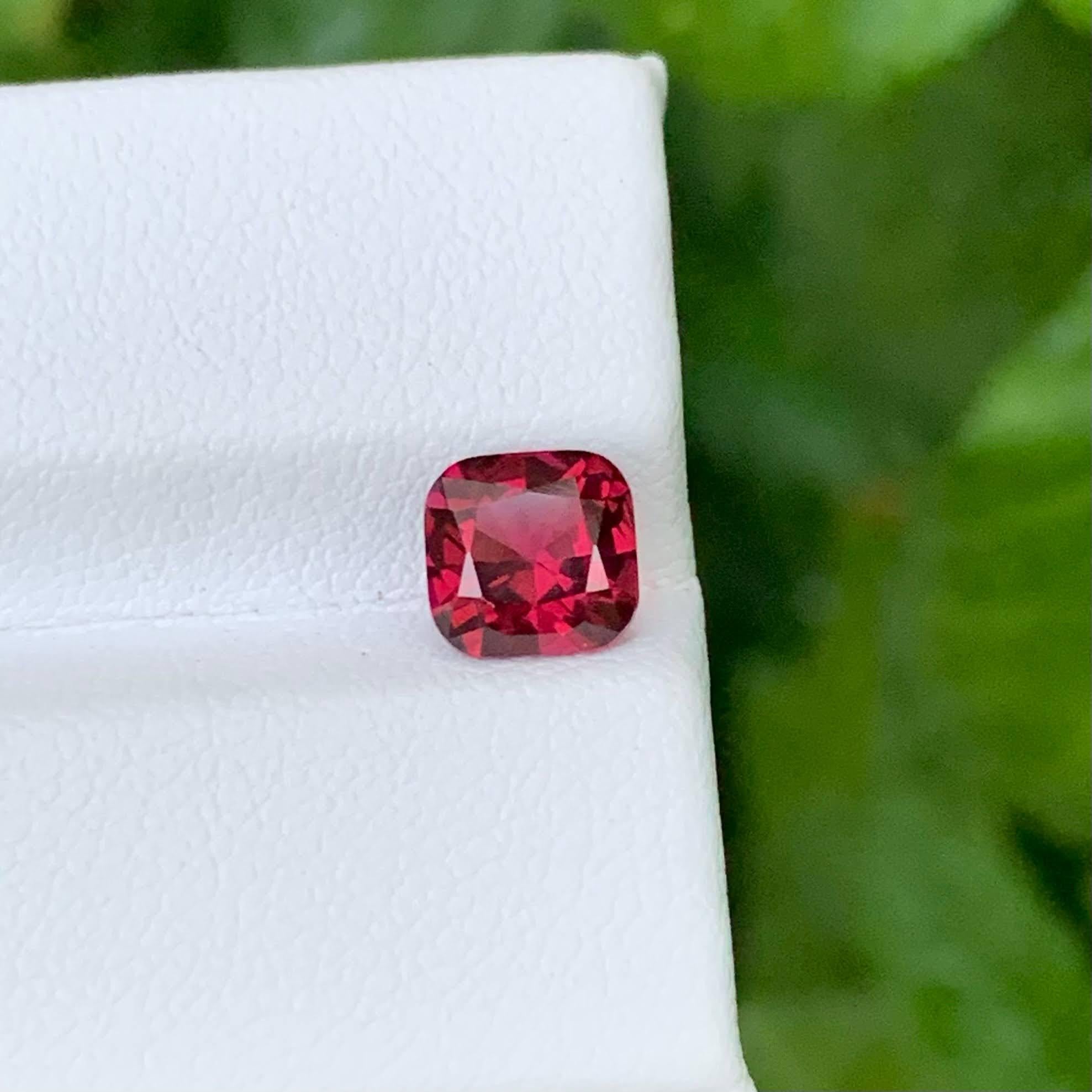 Peso 1,75 carati 
Dimensioni 6,6x6,4x4,5 mm
Trattamento Nessuno 
Origine Africa 
Chiarezza VVS 
Taglio di forma Cuscino di precisione 




Questo granato rosso sciolto naturale da 1,75 carati è una pietra preziosa proveniente dalle terre ricche di